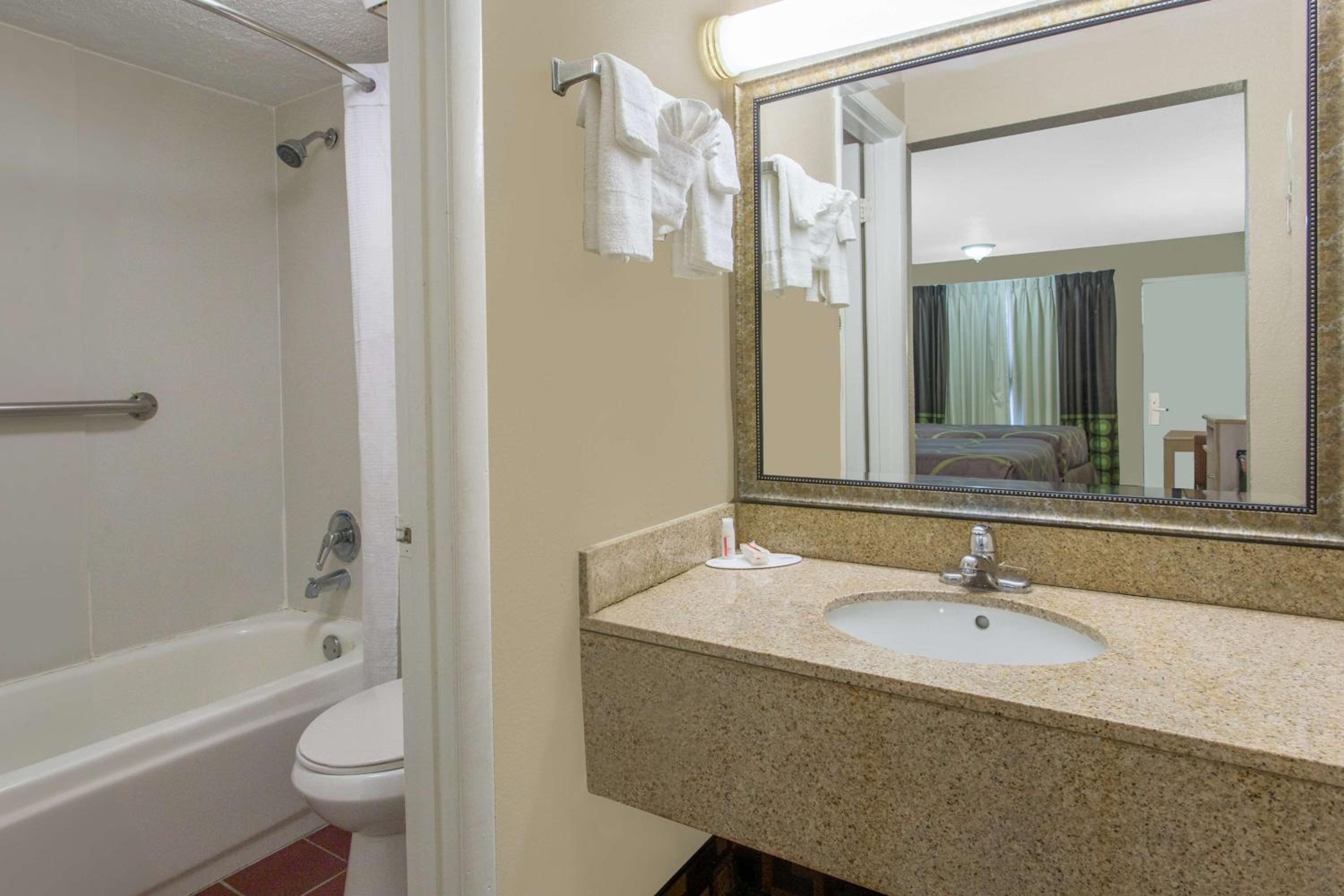 King Room - Non-Smoking - Photo 2