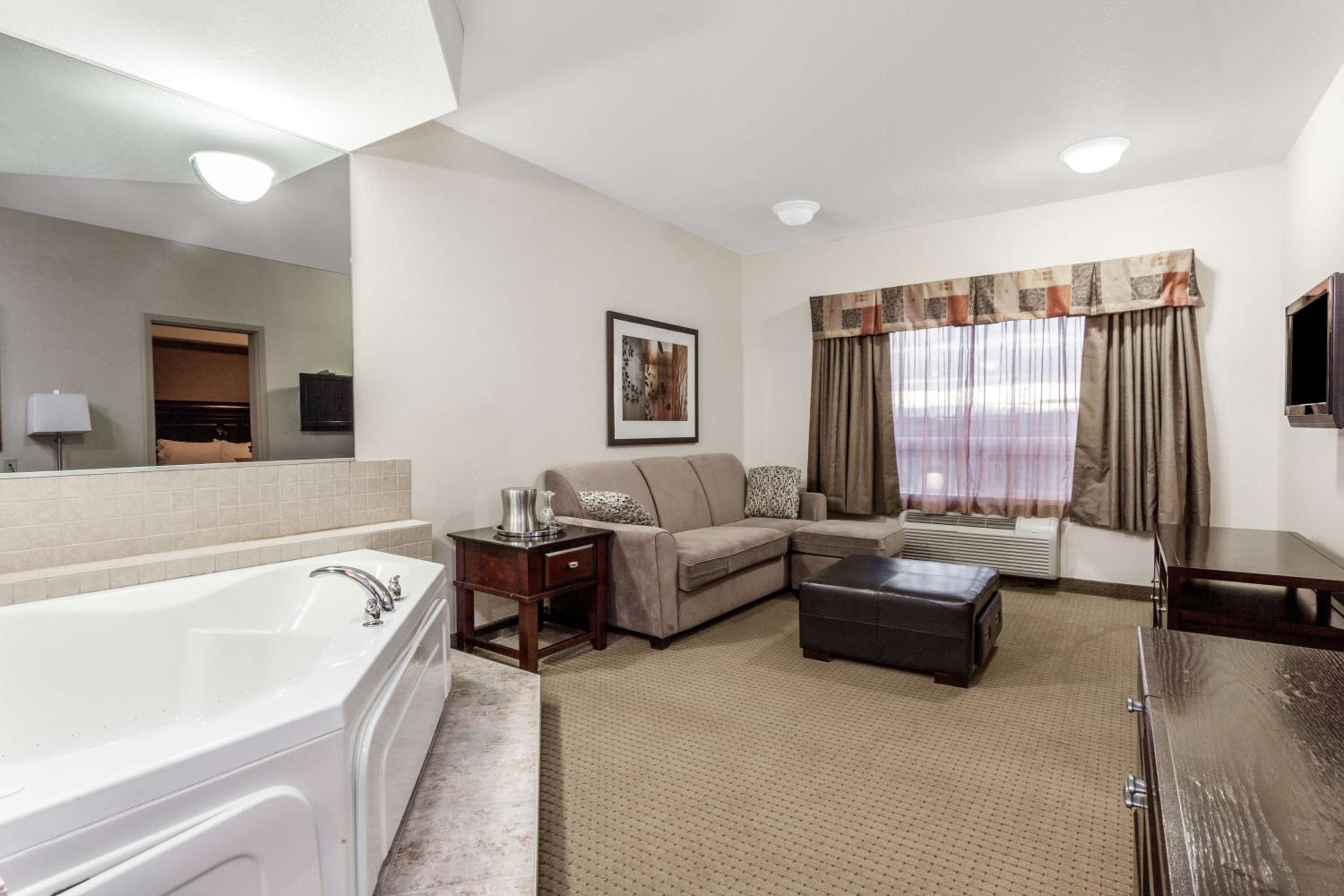 King Suite with Spa Bath - Non-Smoking - Photo 4