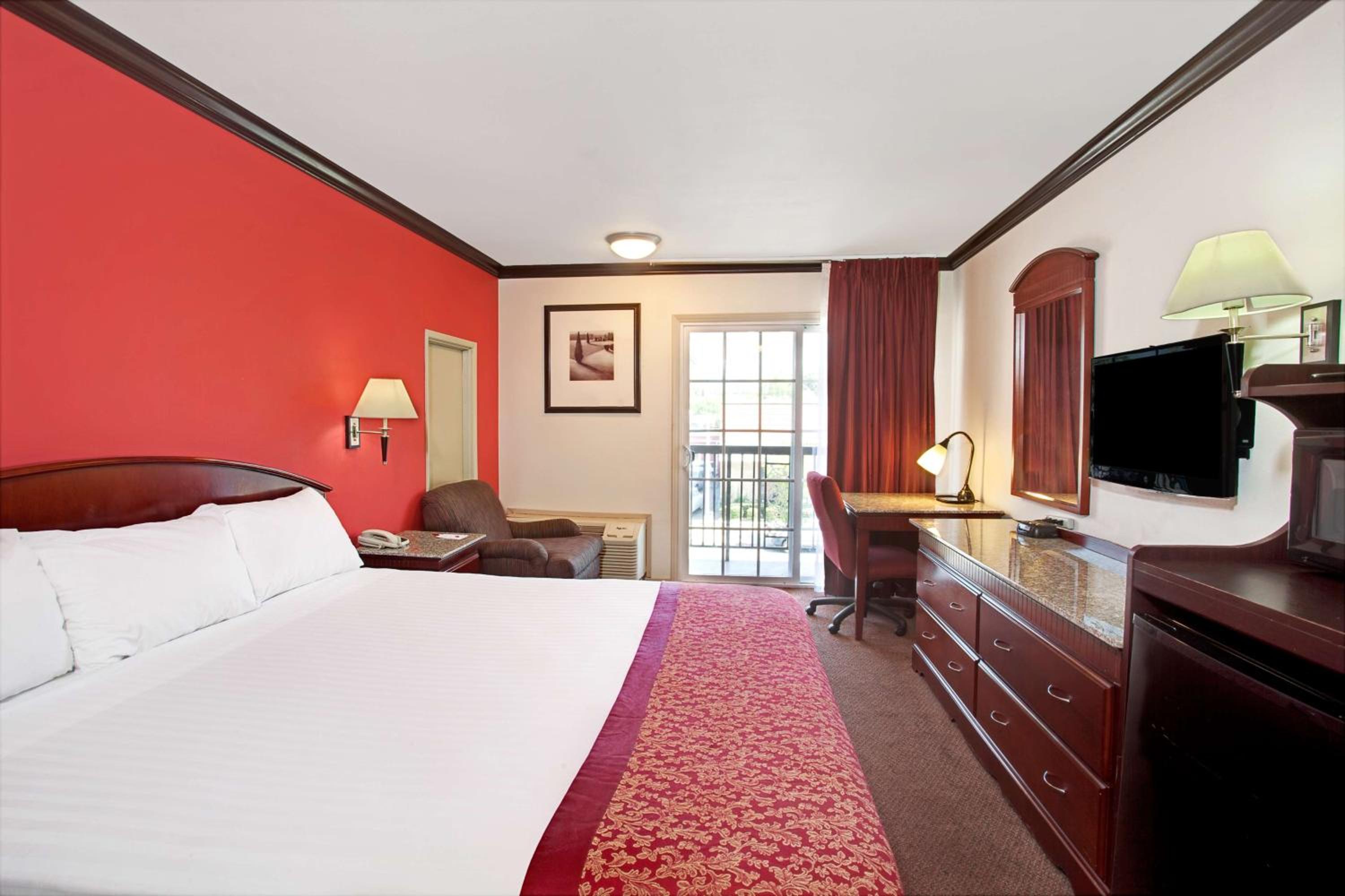 Deluxe King Room - Non-Smoking - Photo 1