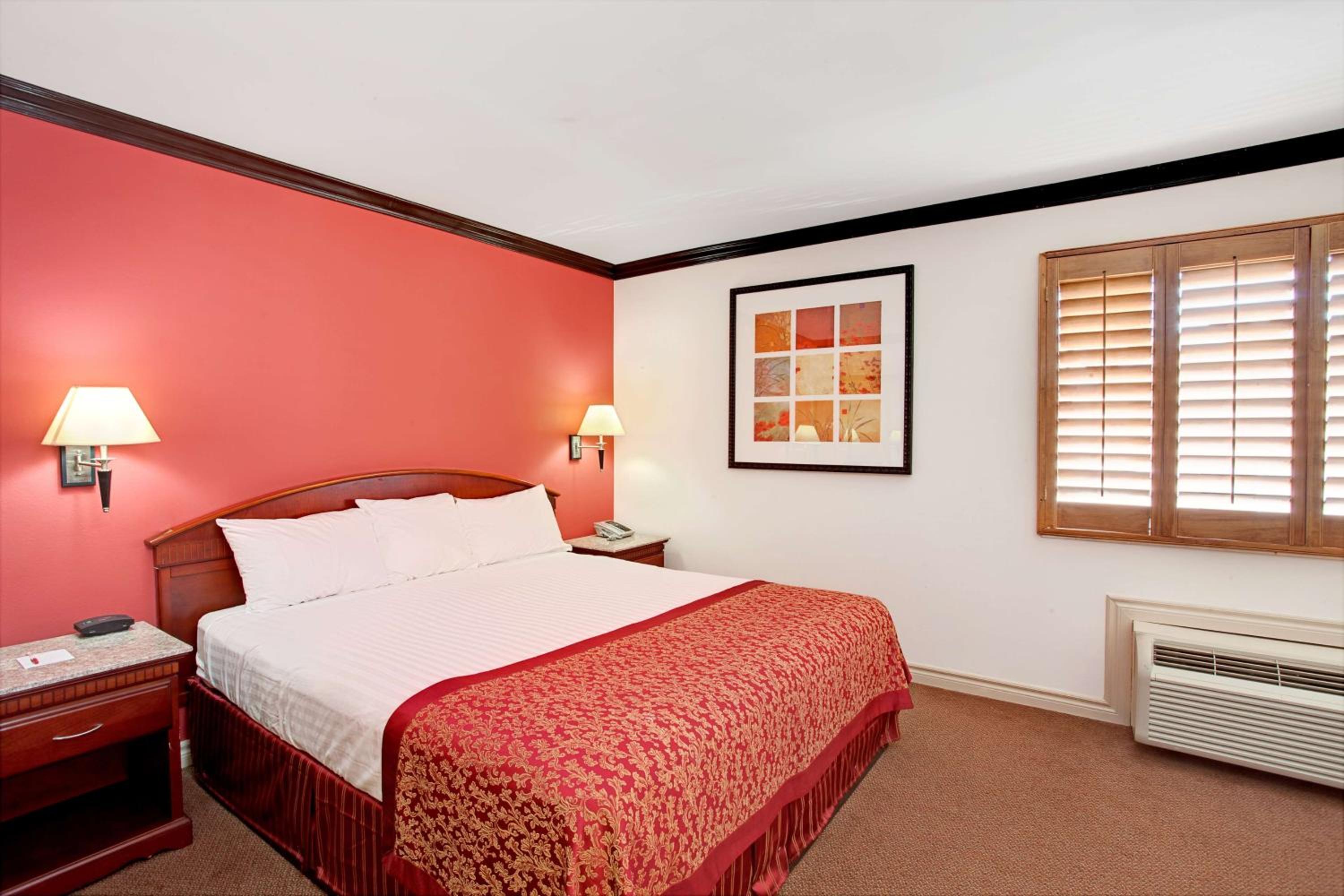 King Suite - Non-Smoking - Photo 1