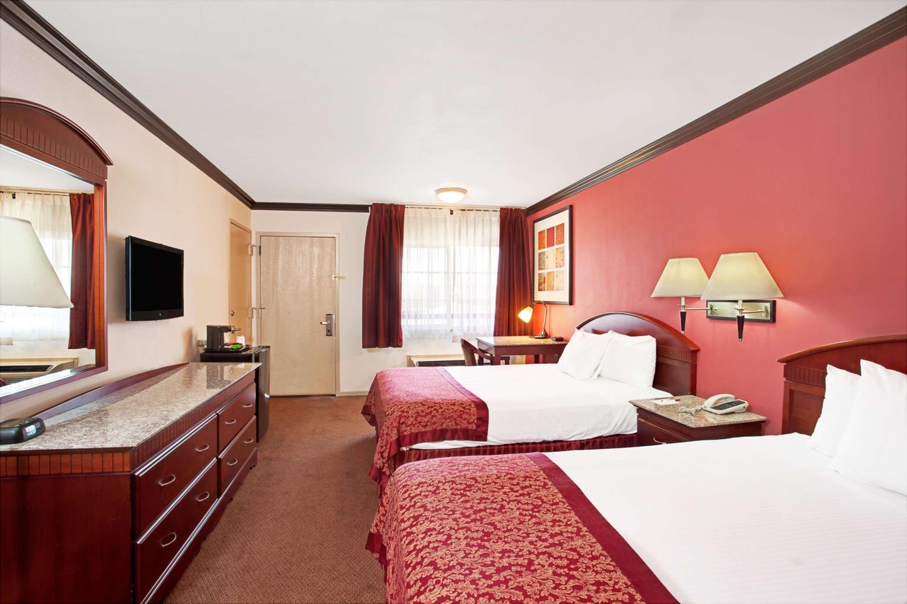 Queen Room with Two Queen Beds - Non-Smoking - Photo 1