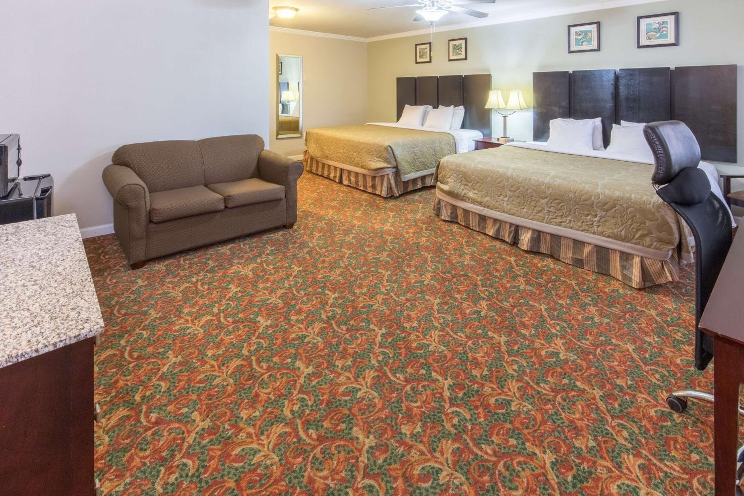 Deluxe King Suite - Non-Smoking - Photo 3