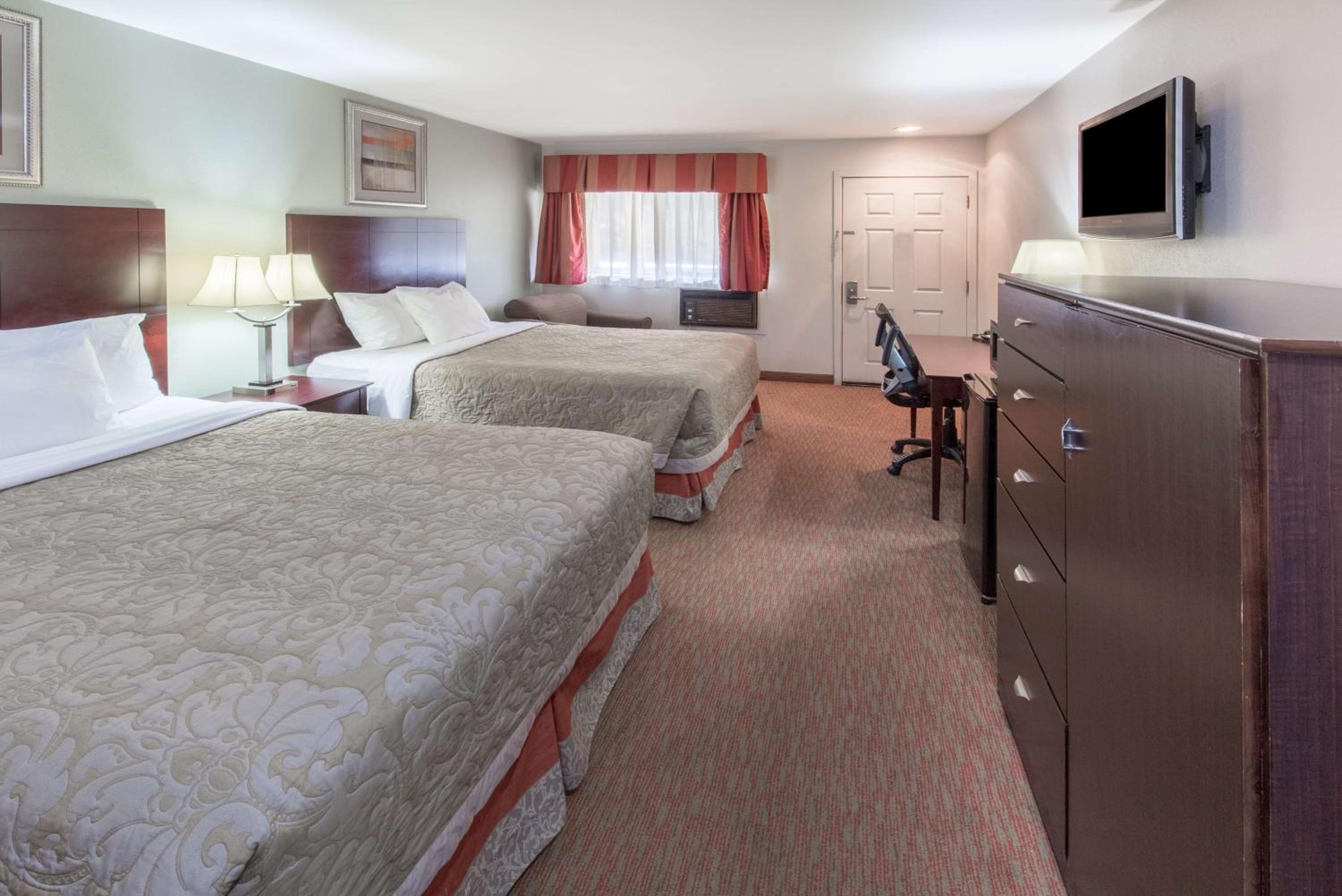 Queen Room with Two Queen Beds - Photo 4