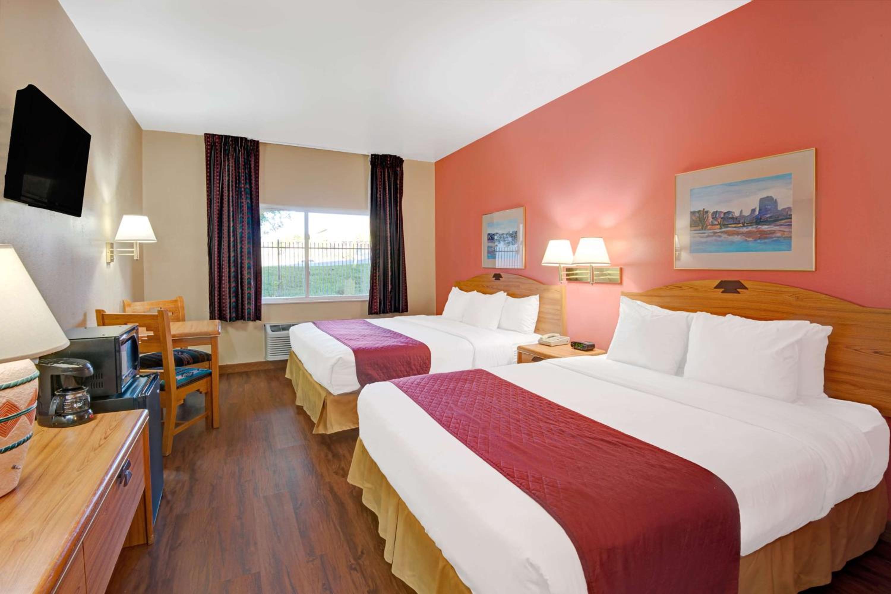 Queen Room with Two Queen Beds - Non-Smoking - Photo 3