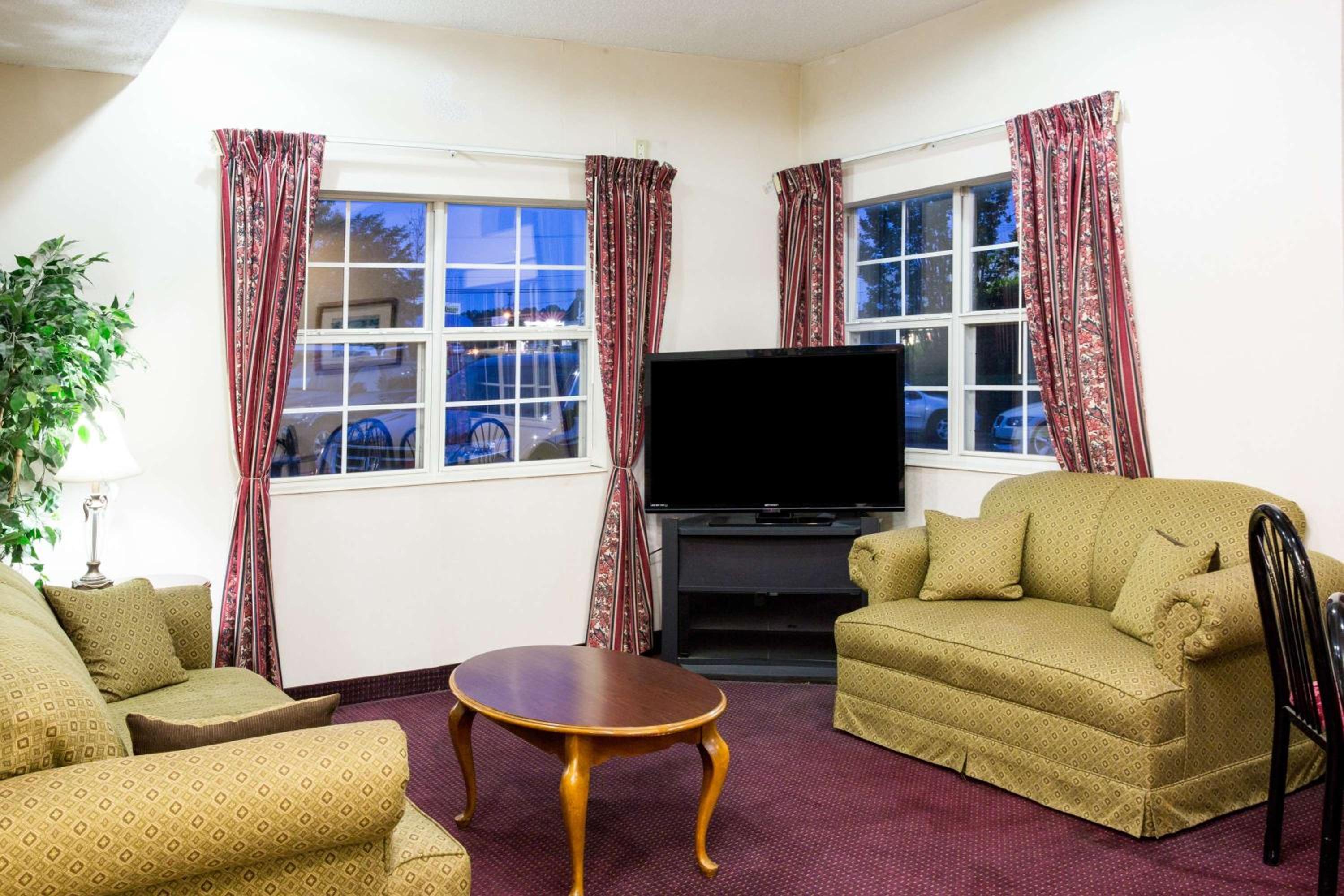 Deluxe Queen Room - Non-Smoking - Photo 14