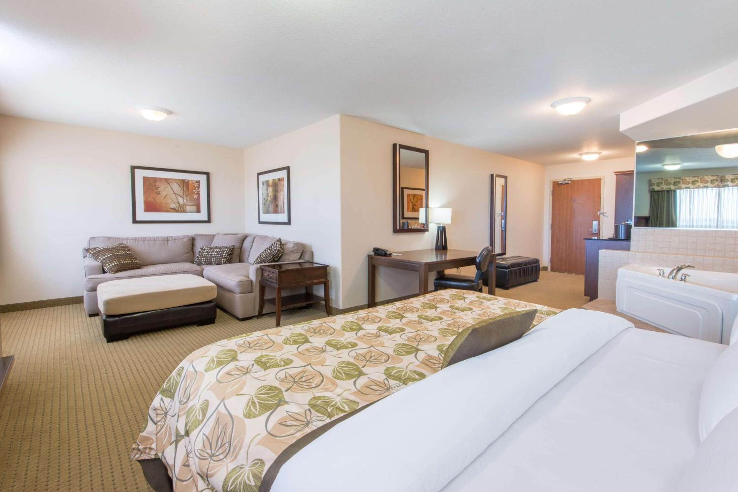 Superior King Suite with Spa Bath - Non-Smoking