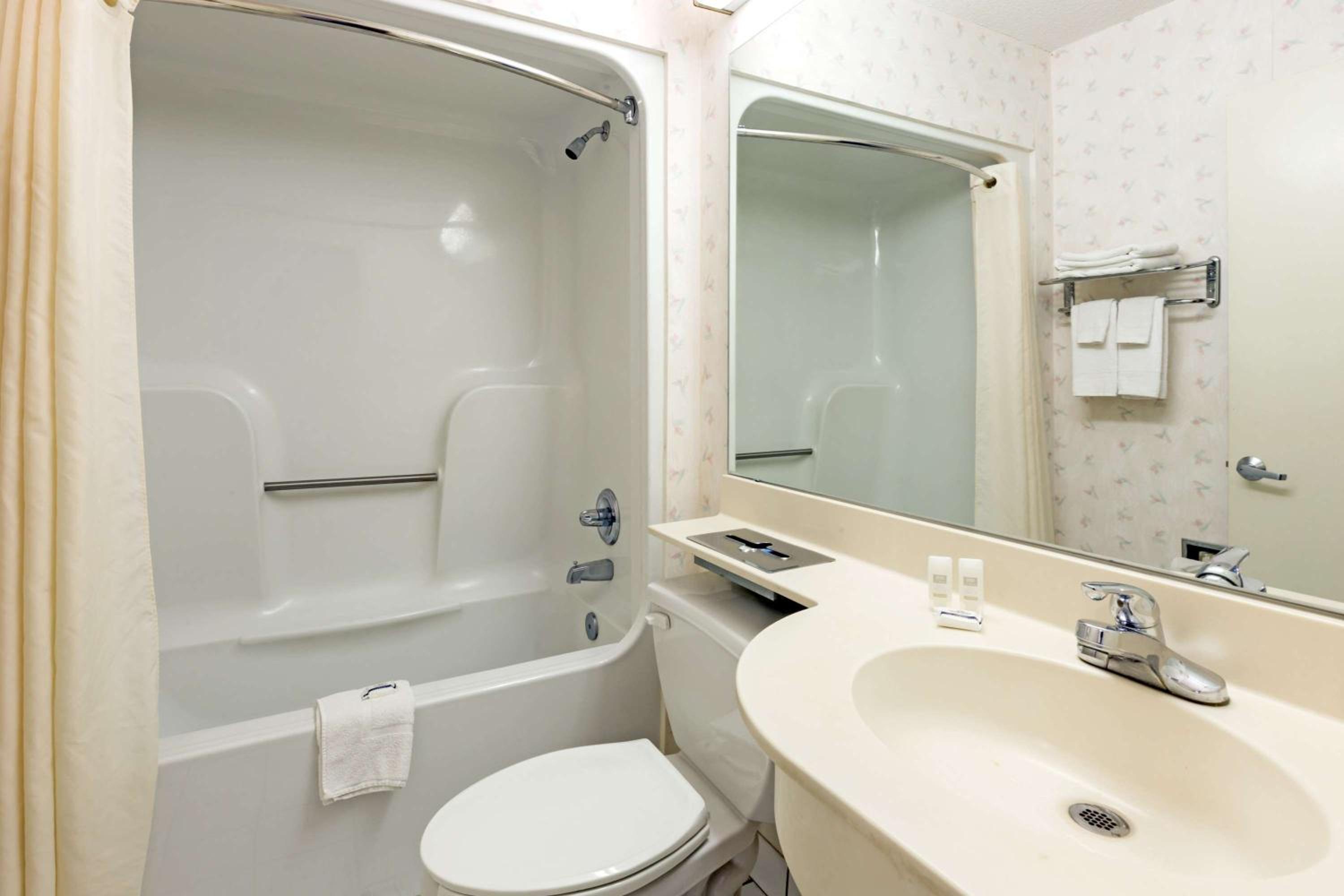 Deluxe Queen Room - Non-Smoking - Photo 6