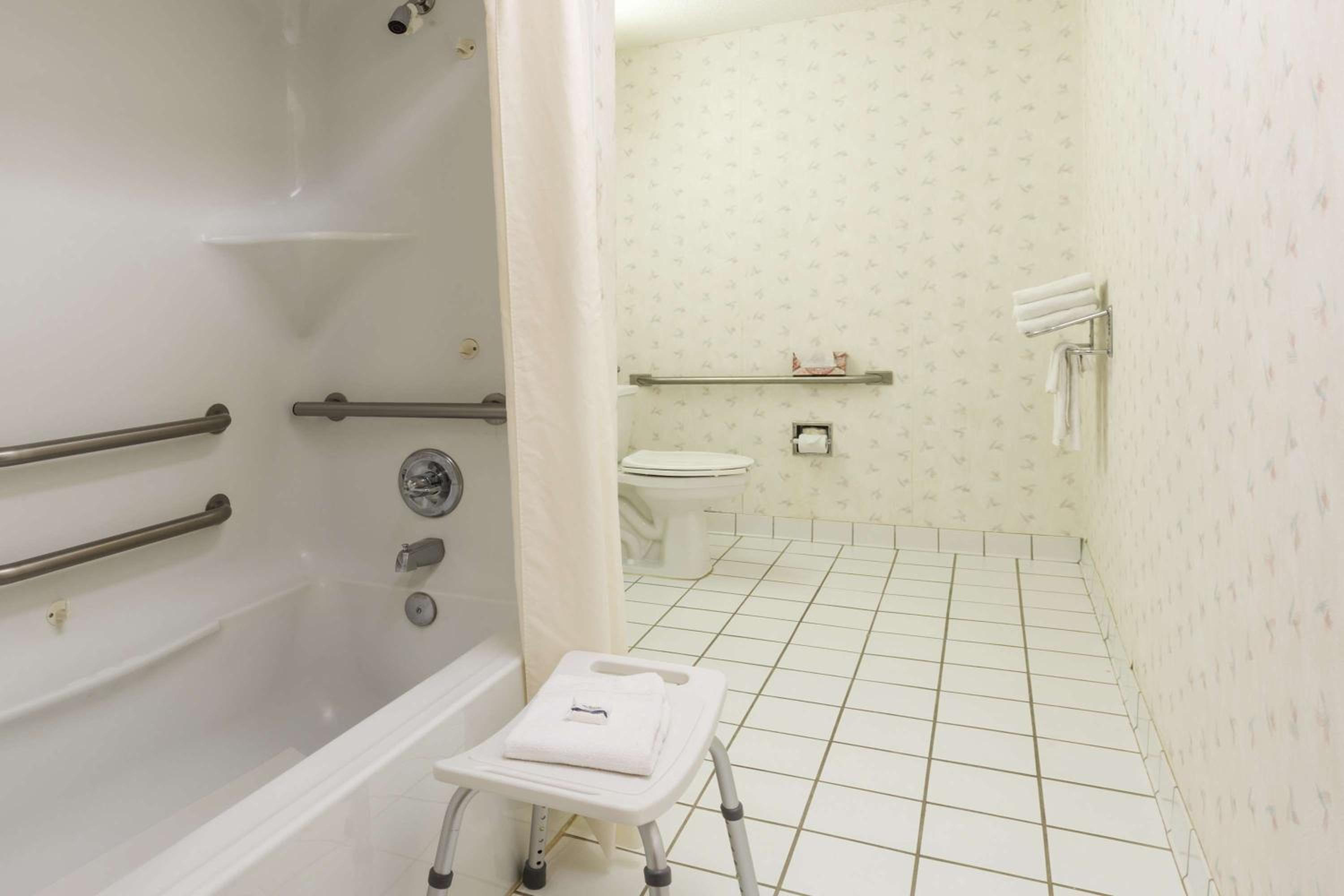 Deluxe Queen Room - Non-Smoking - Photo 5