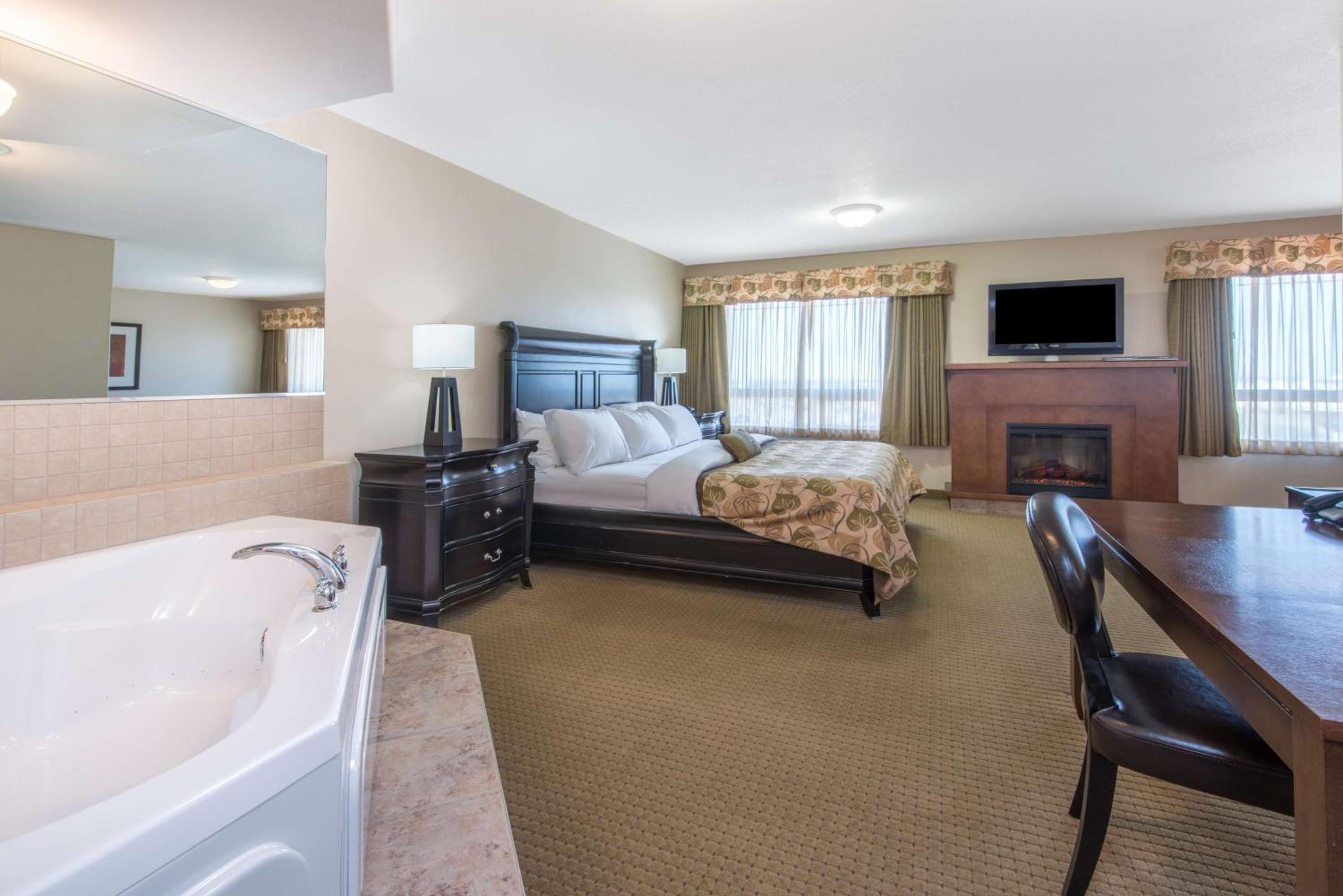 Superior King Suite with Spa Bath - Non-Smoking photo 3