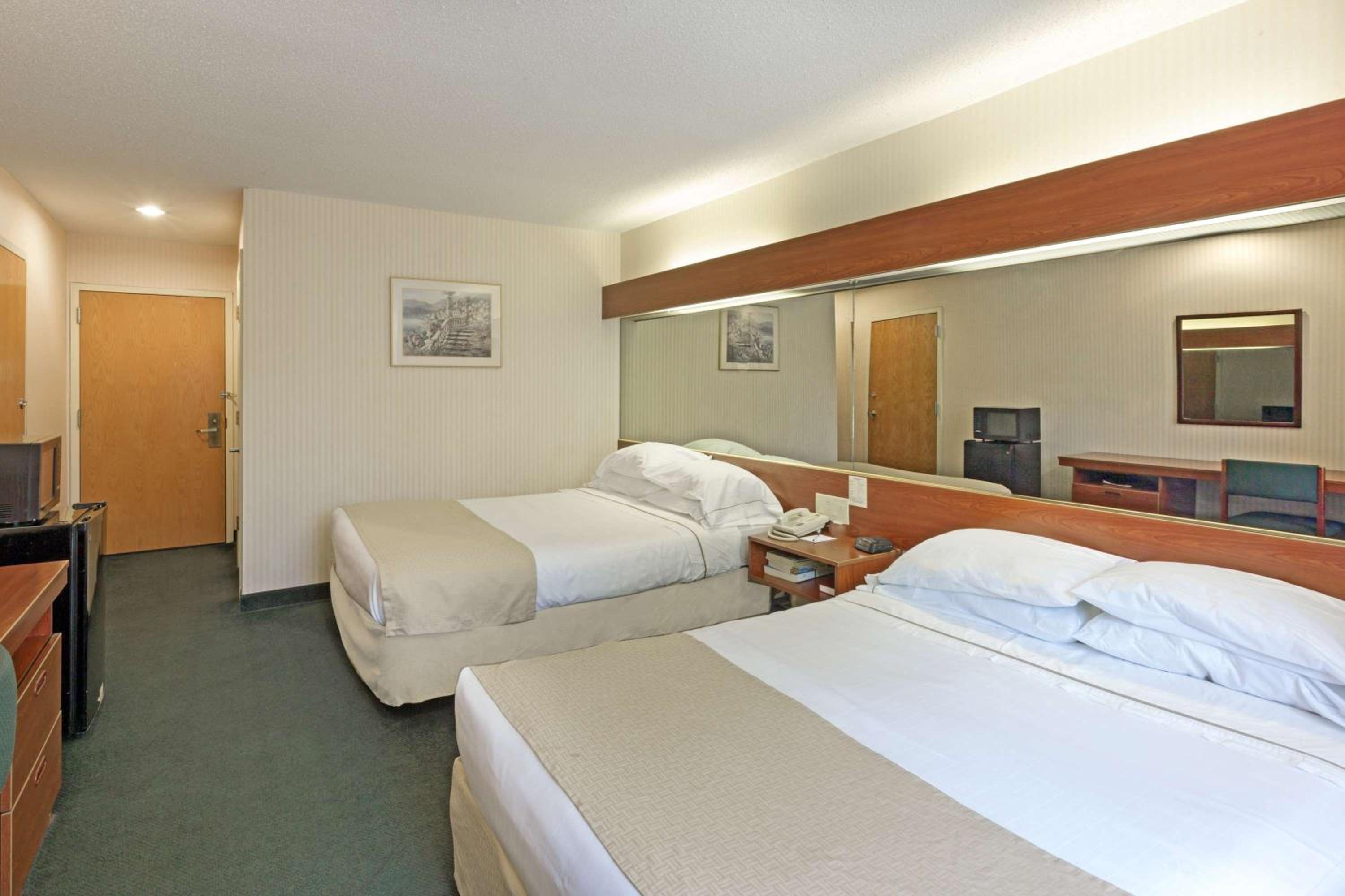 Queen Room with Two Queen Beds - Non-Smoking - Photo 9