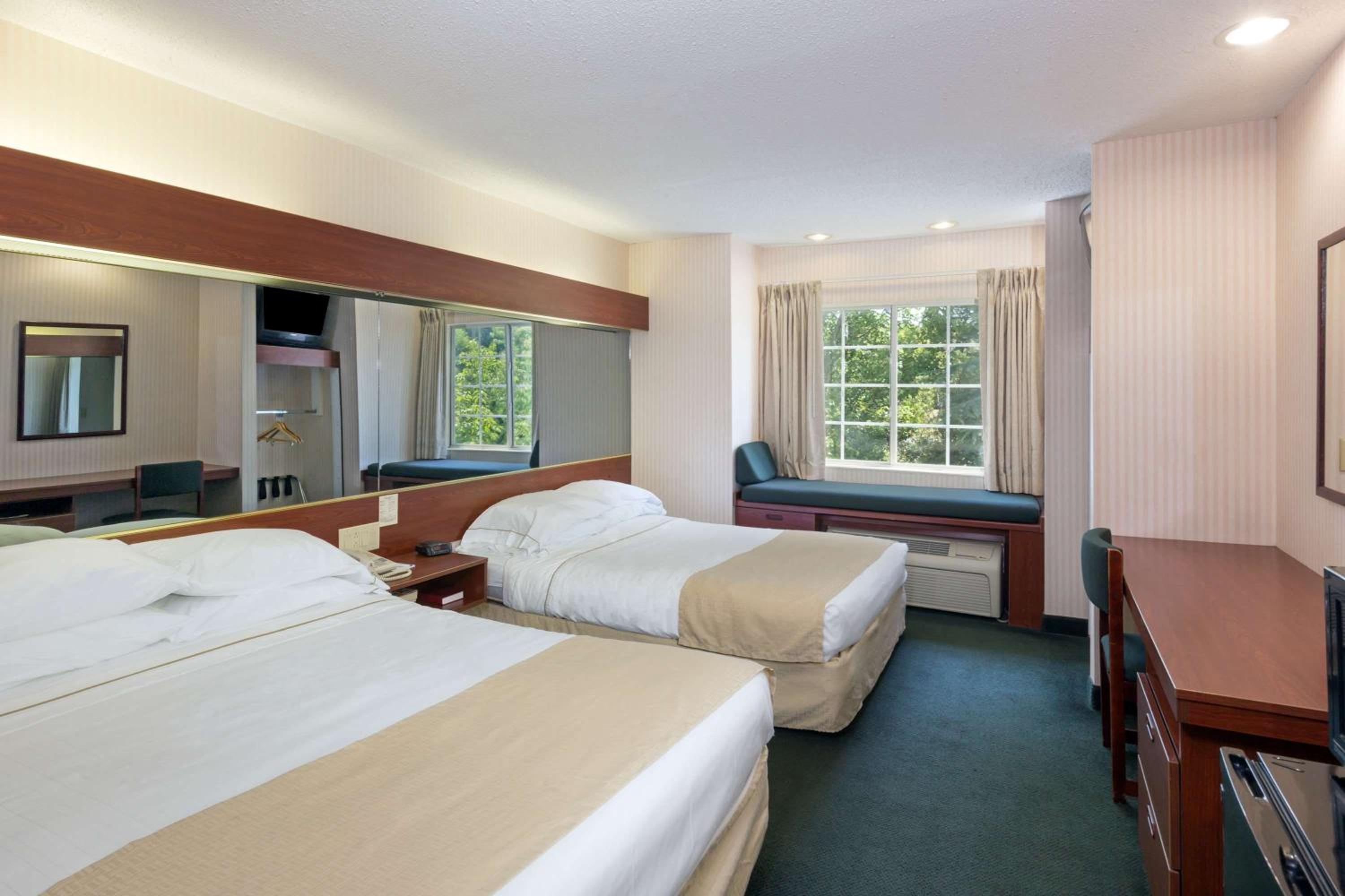 Queen Room with Two Queen Beds - Non-Smoking - Photo 8