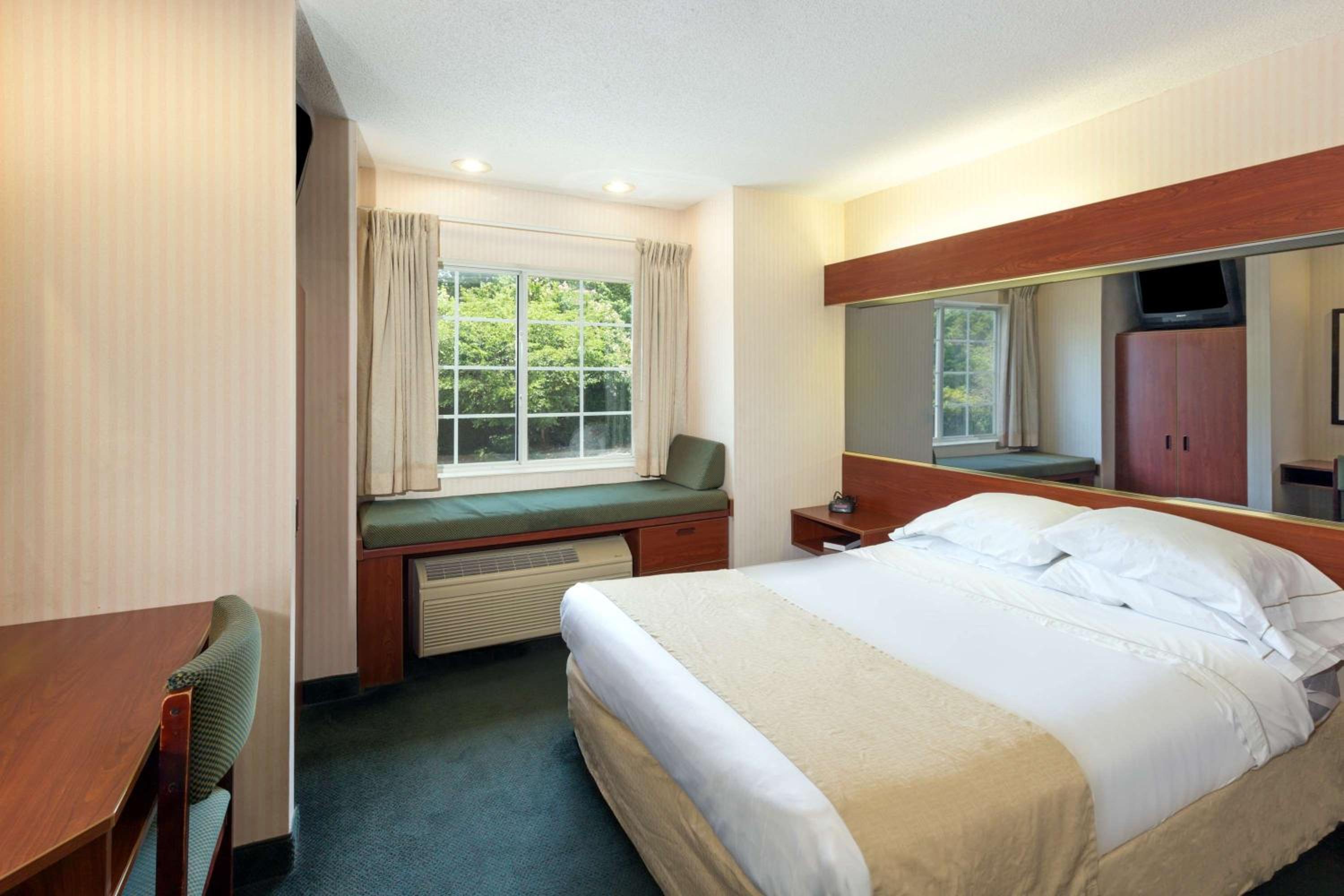 Deluxe Queen Room - Non-Smoking - Photo 4