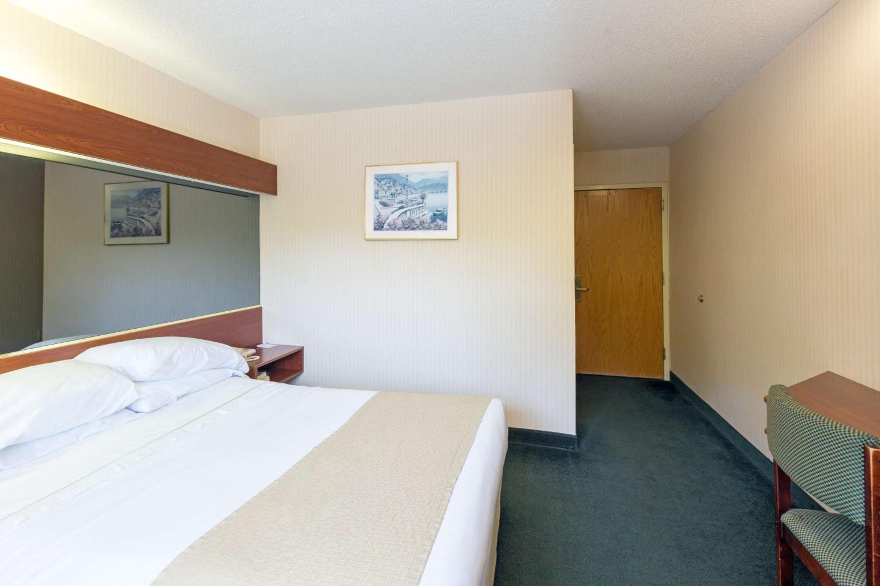 Deluxe Queen Room - Non-Smoking - Photo 3