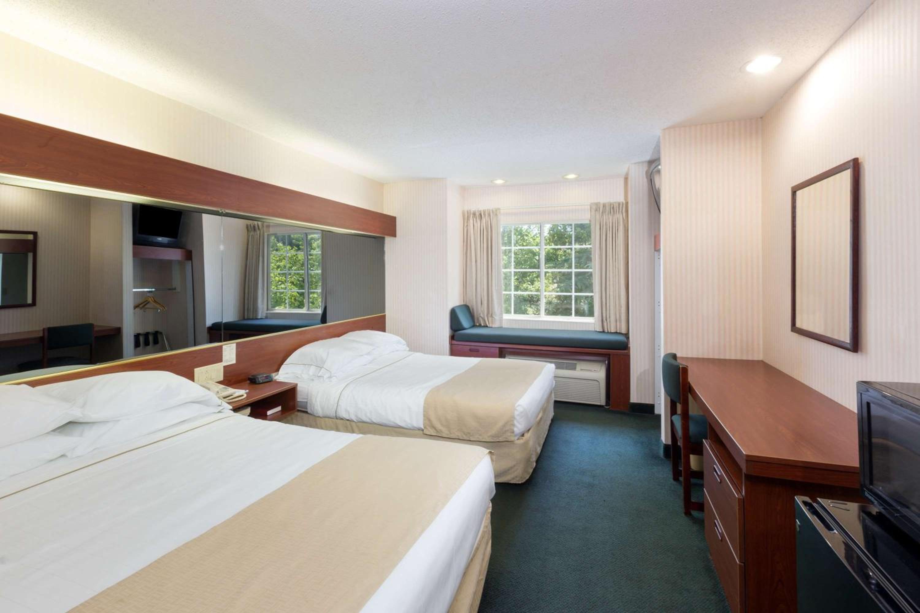 Queen Room with Two Queen Beds - Non-Smoking - Photo 7
