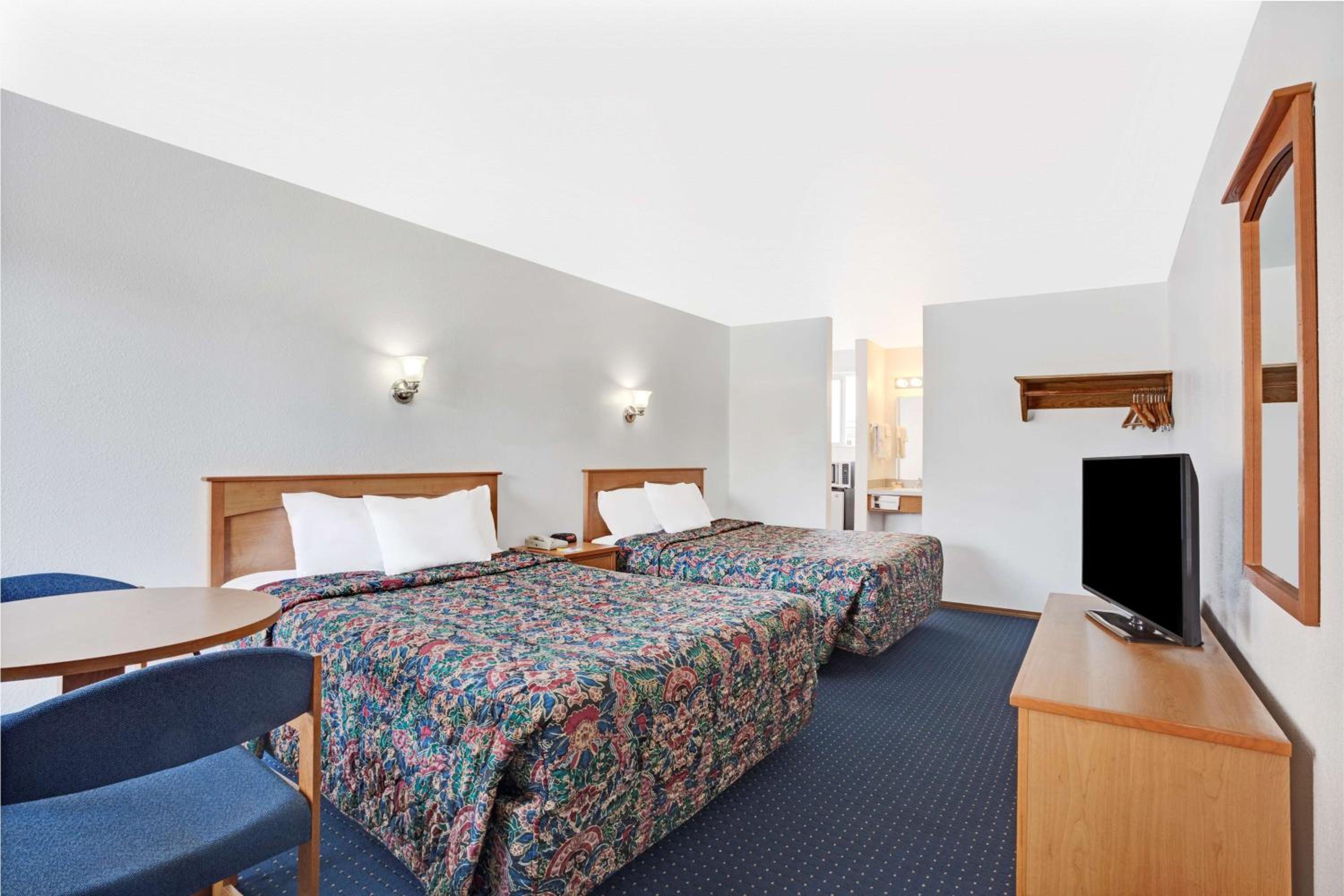 Queen Room with Two Queen Beds - Non-Smoking - Photo 3