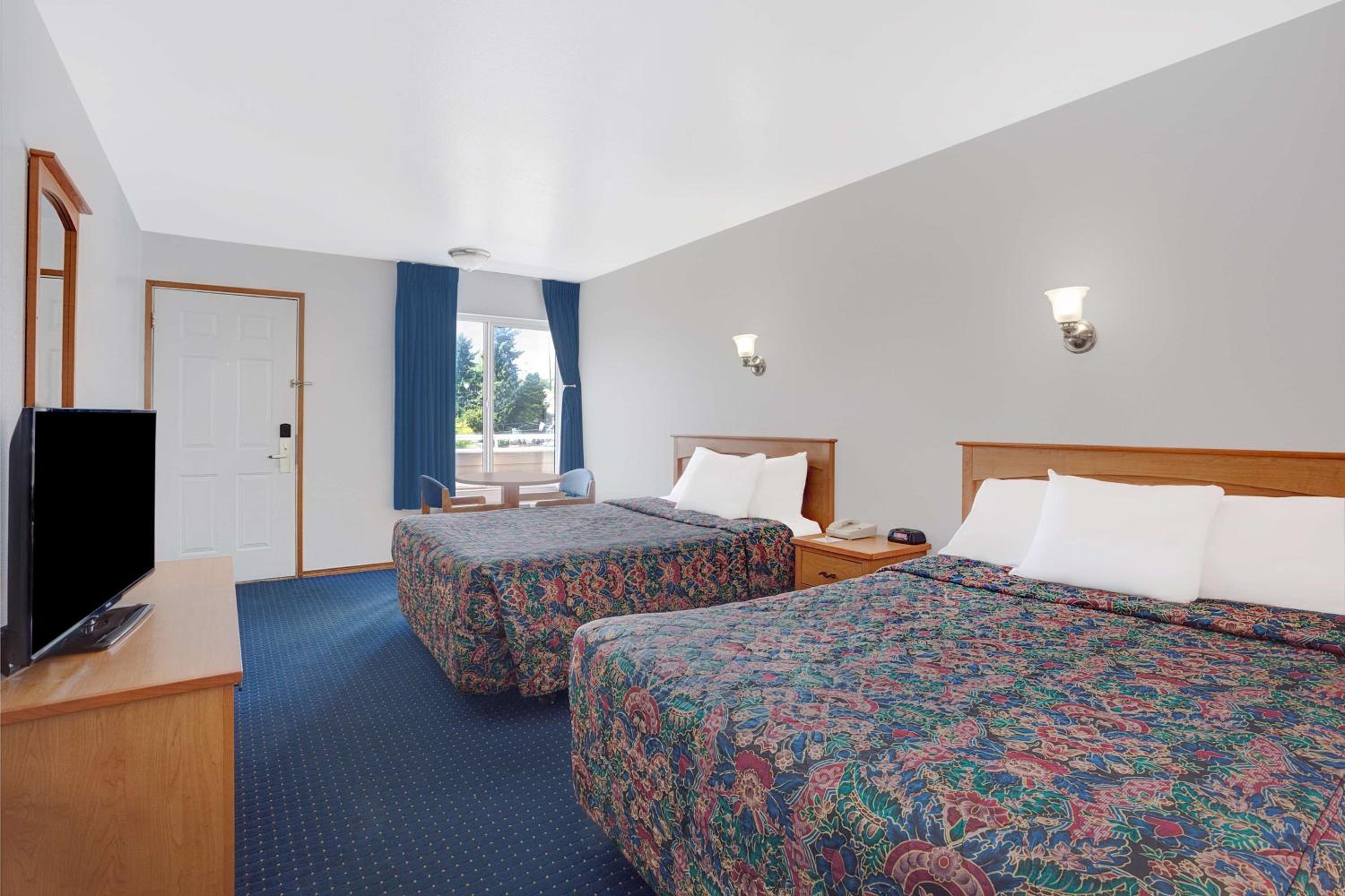 Queen Room with Two Queen Beds - Non-Smoking - Photo 1
