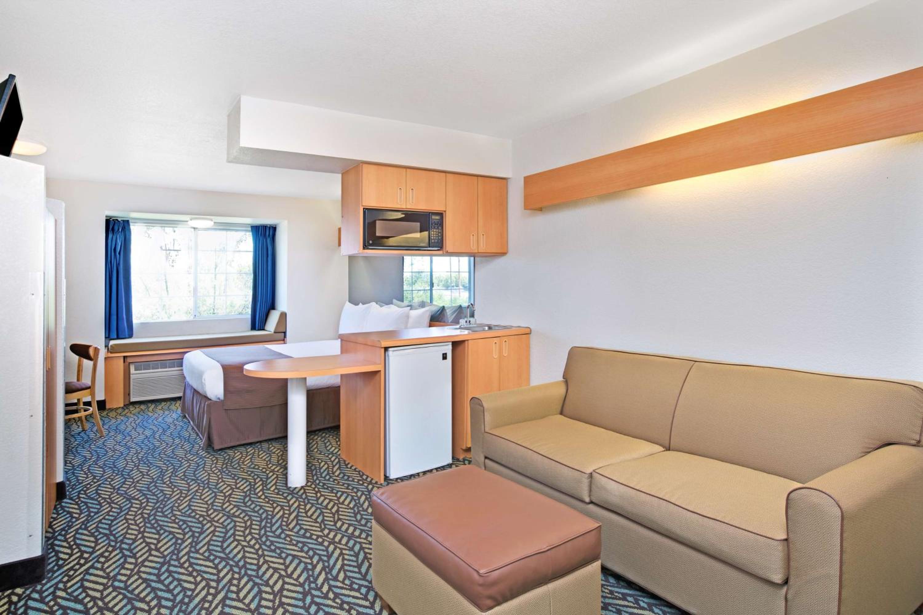 Queen Suite with Sofa-bed - Non-Smoking - Photo 1