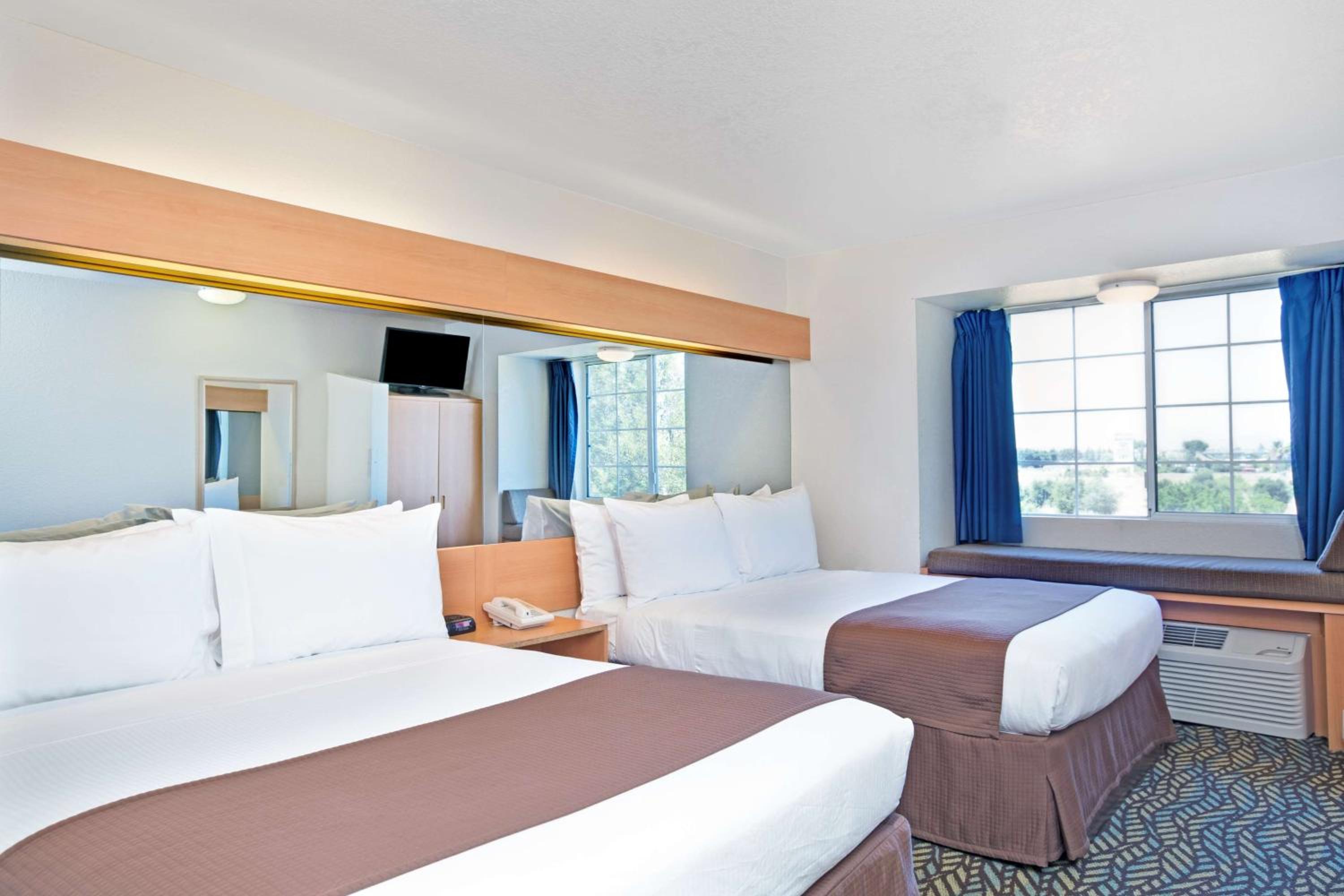 Queen Room with Two Queen Beds - Non-Smoking - Photo 4