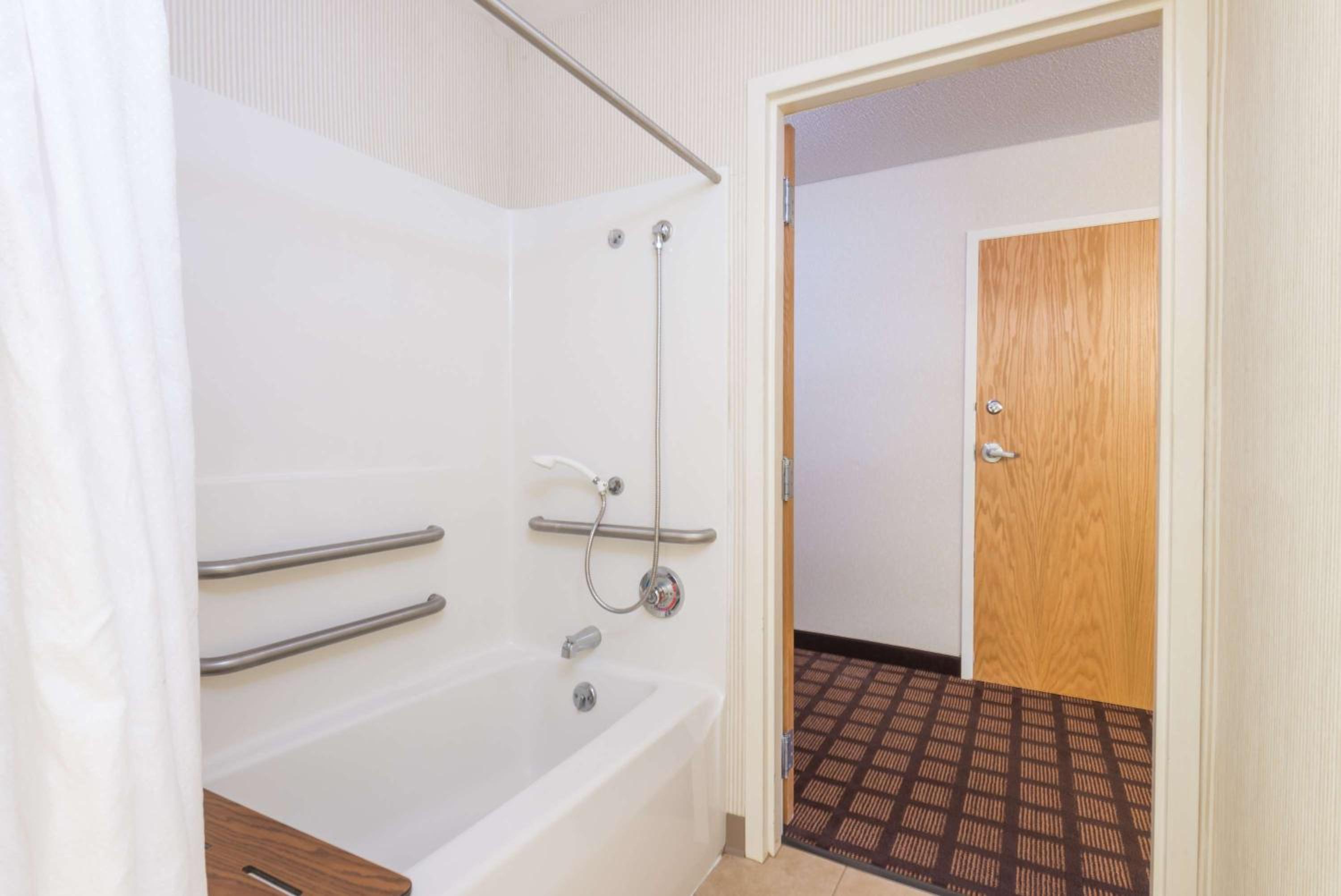 Queen Room with Two Queen Beds - Disability Access/Non-Smoking - Photo 7