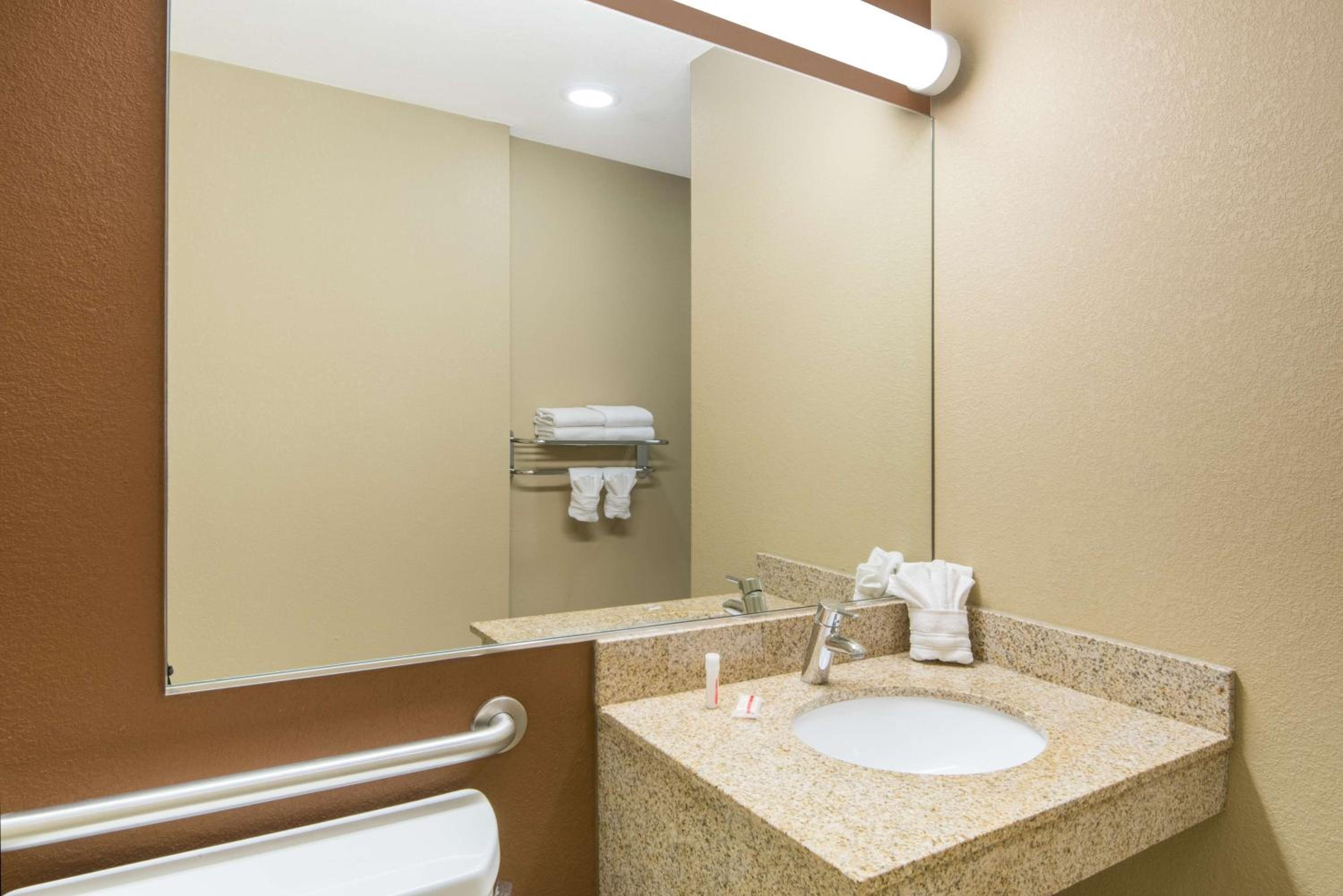 Queen Studio Suite - Non-Smoking - Photo 3