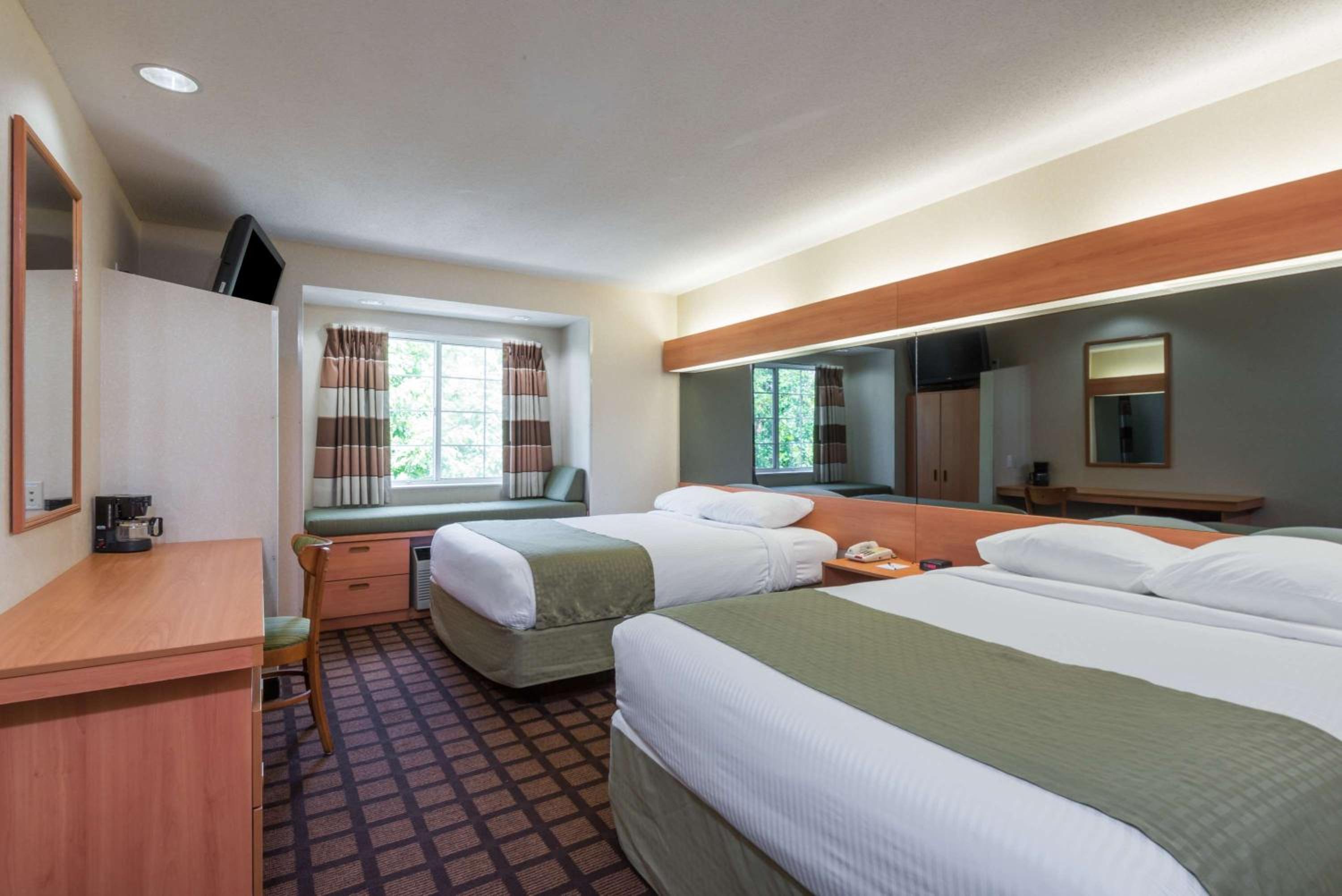 Queen Room with Two Queen Beds - Non-Smoking - Photo 3