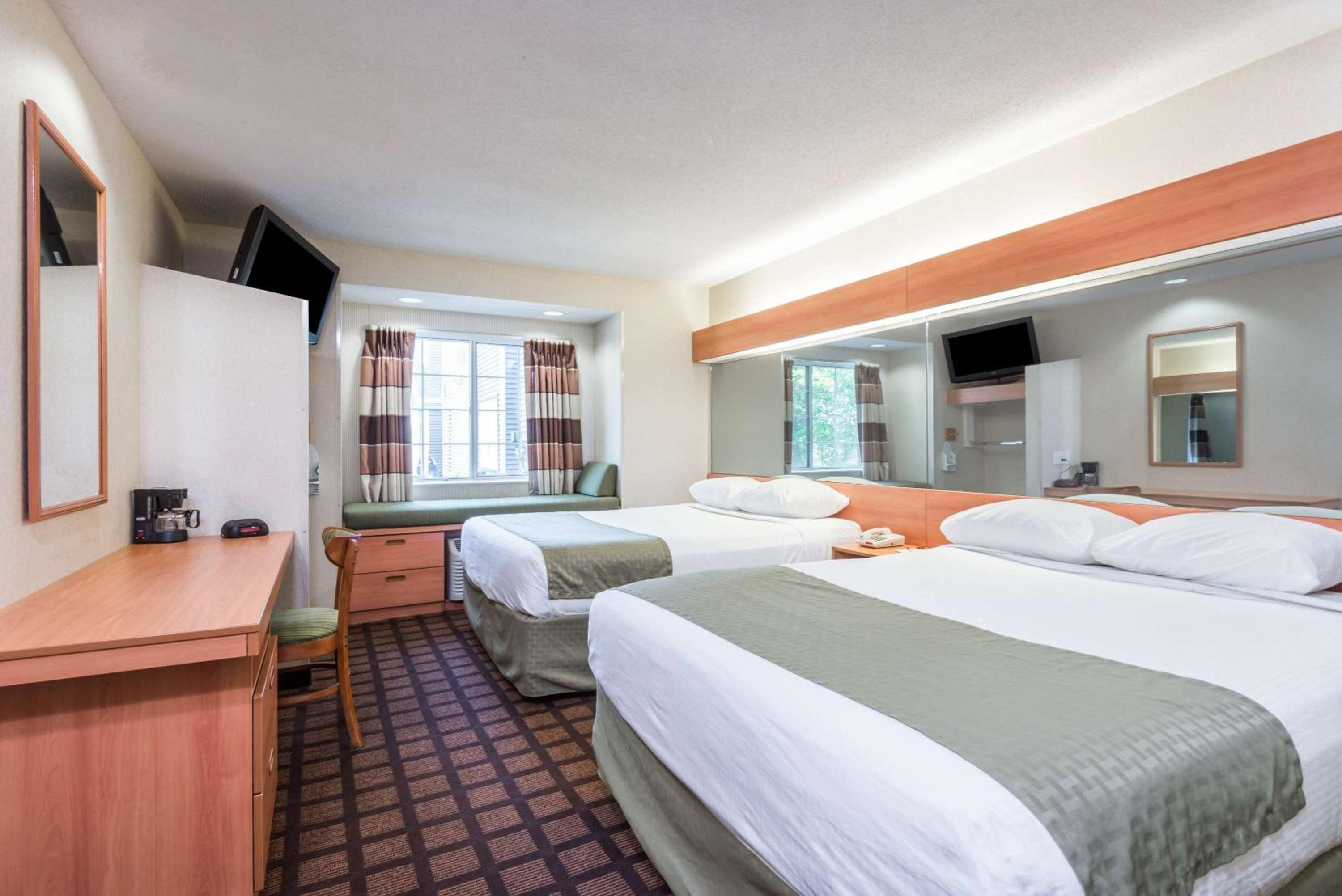Queen Room with Two Queen Beds - Non-Smoking - Photo 2