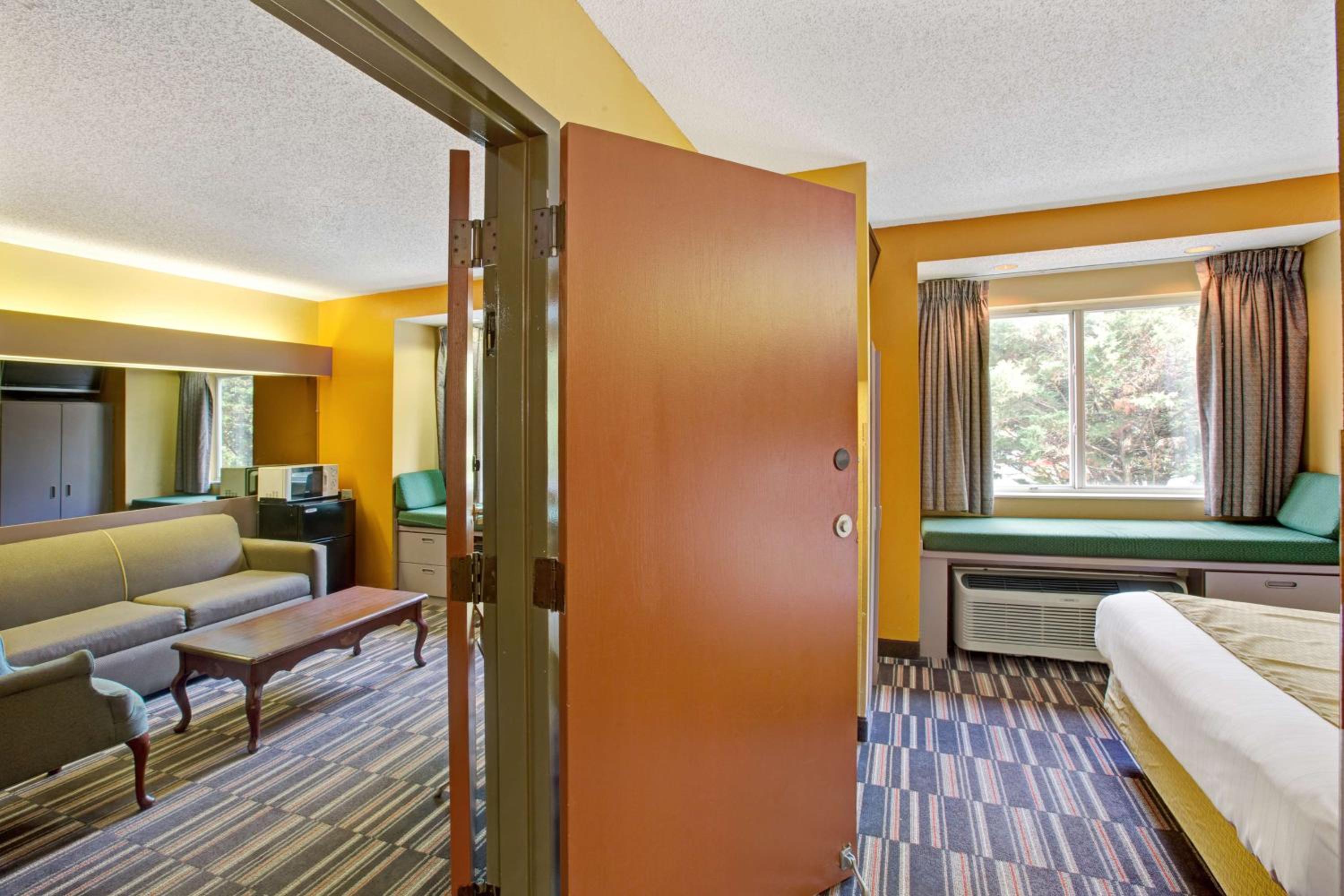 One Bedroom Suite - Non-Smoking - Photo 4