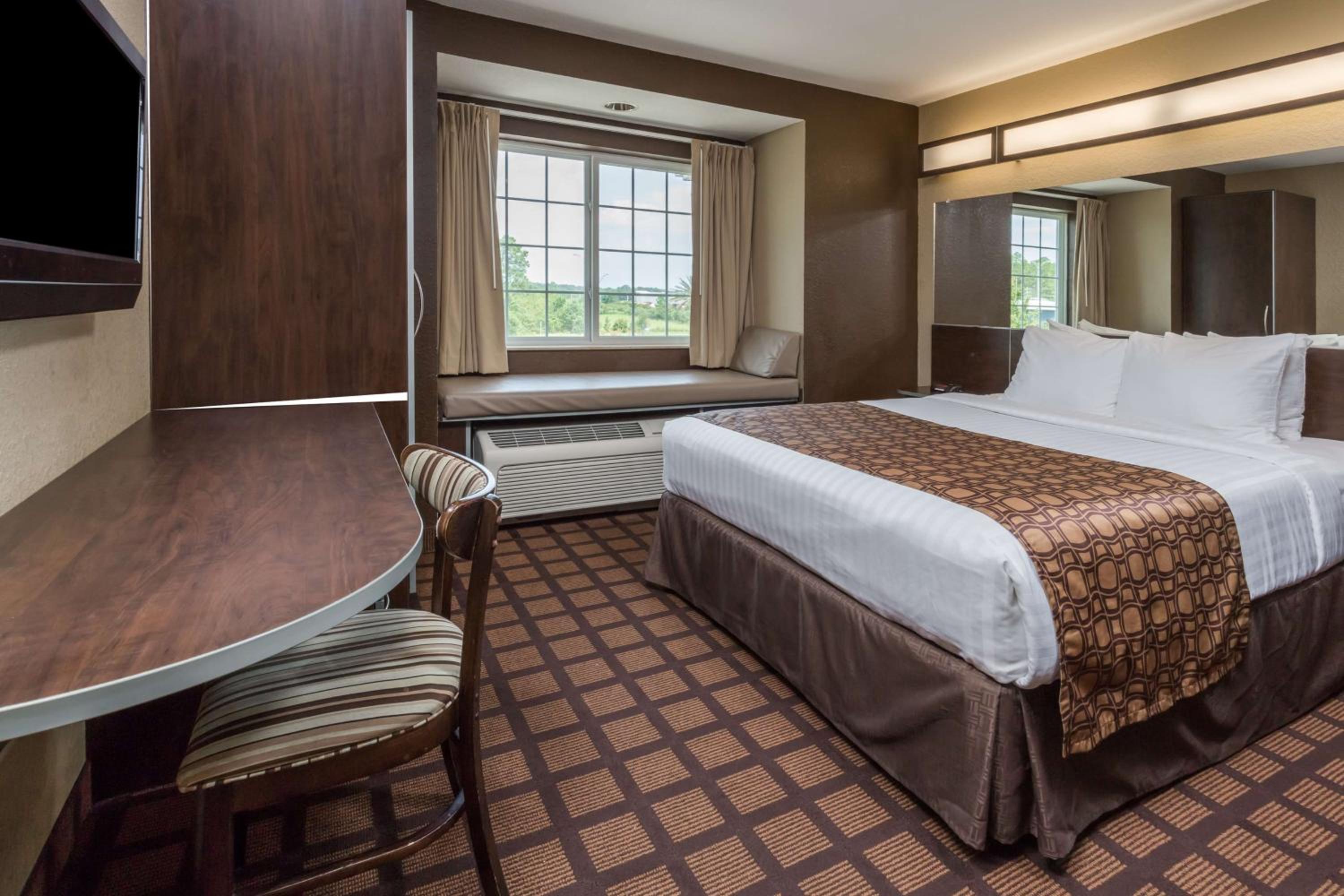 Deluxe Queen Room with Bath Tub - Mobility/Hearing Accessible - Non-Smoking - Photo 3