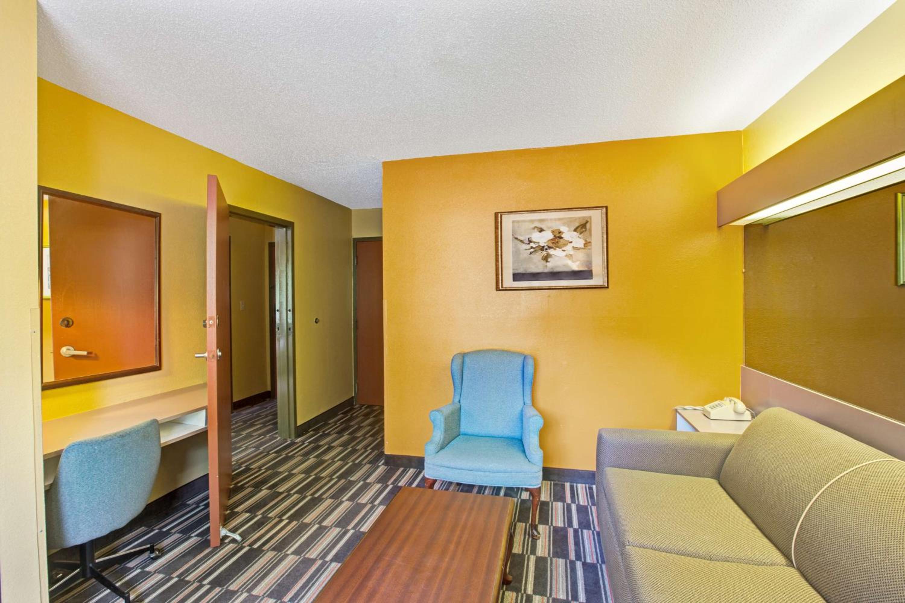 One Bedroom Suite - Non-Smoking - Photo 10