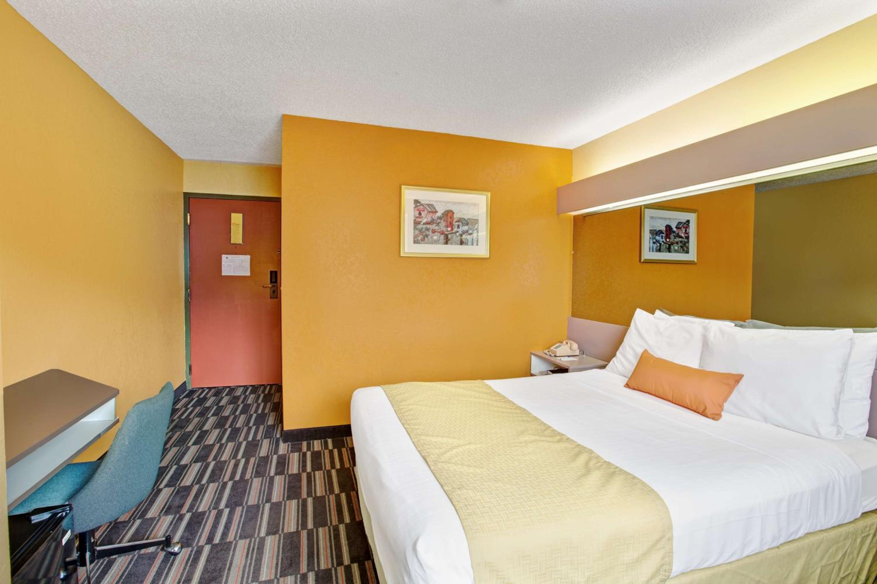 One Bedroom Suite - Non-Smoking - Photo 7