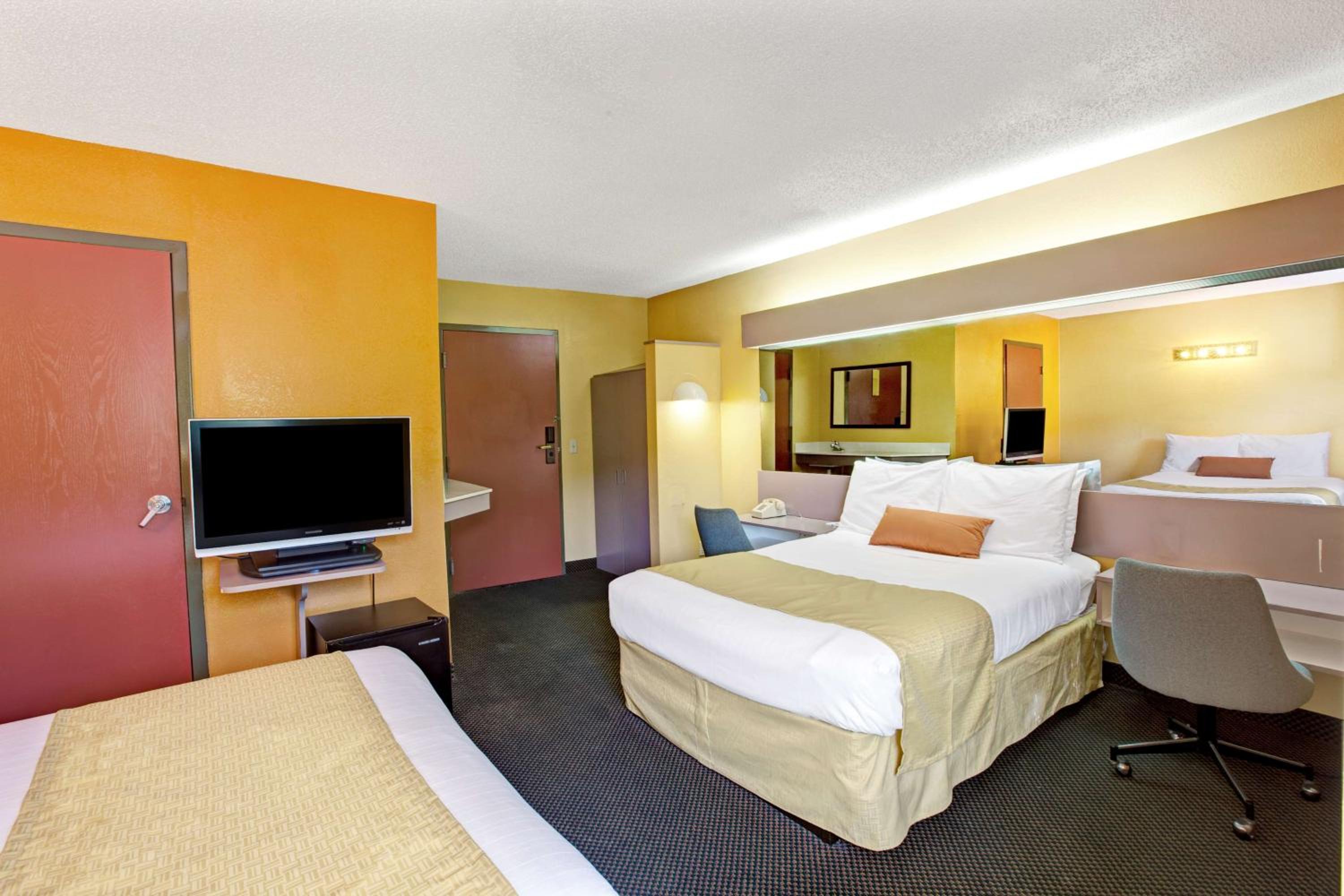Queen Room with Two Queen Beds - Non-Smoking - Photo 3