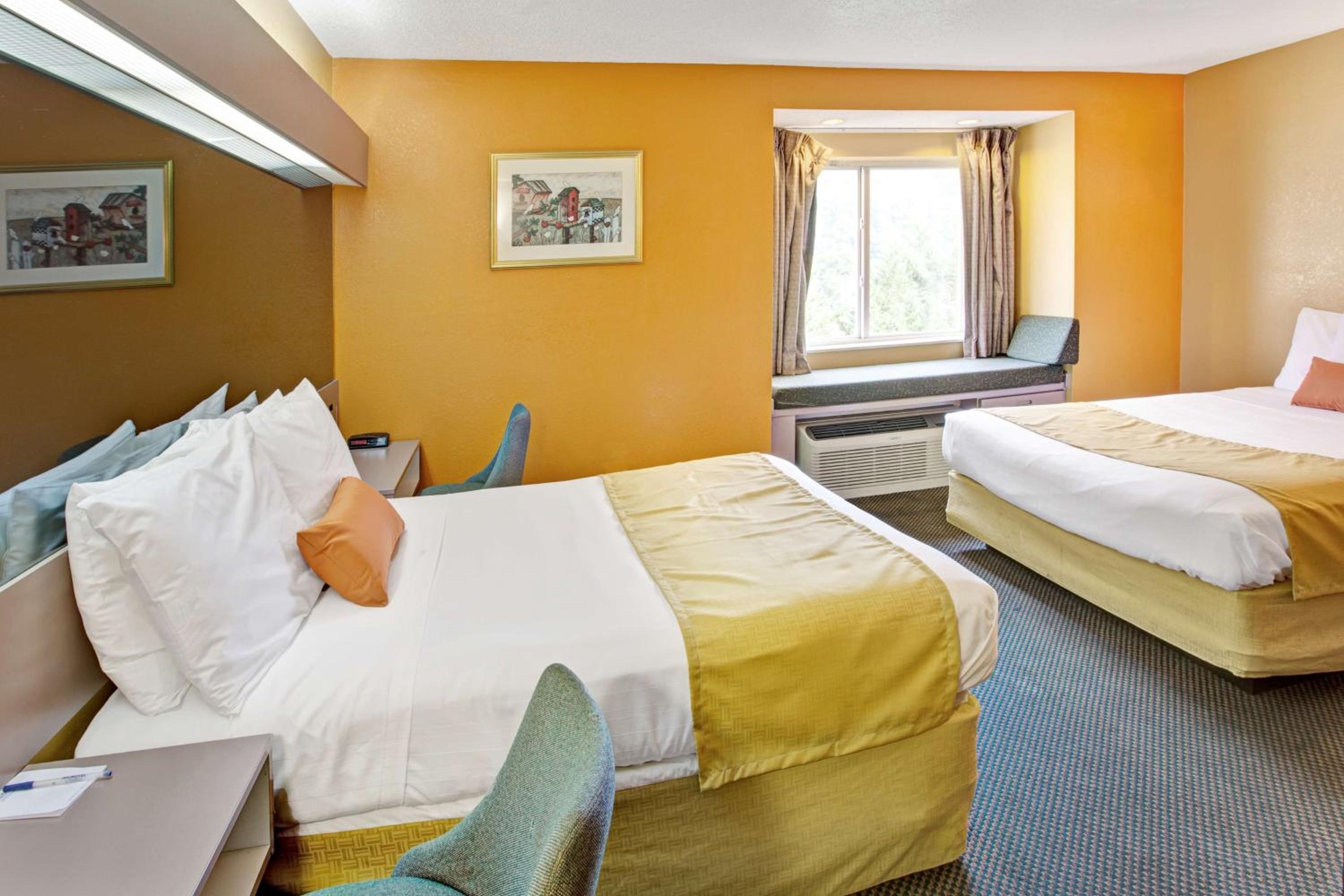 Queen Room with Two Queen Beds - Non-Smoking - Photo 7