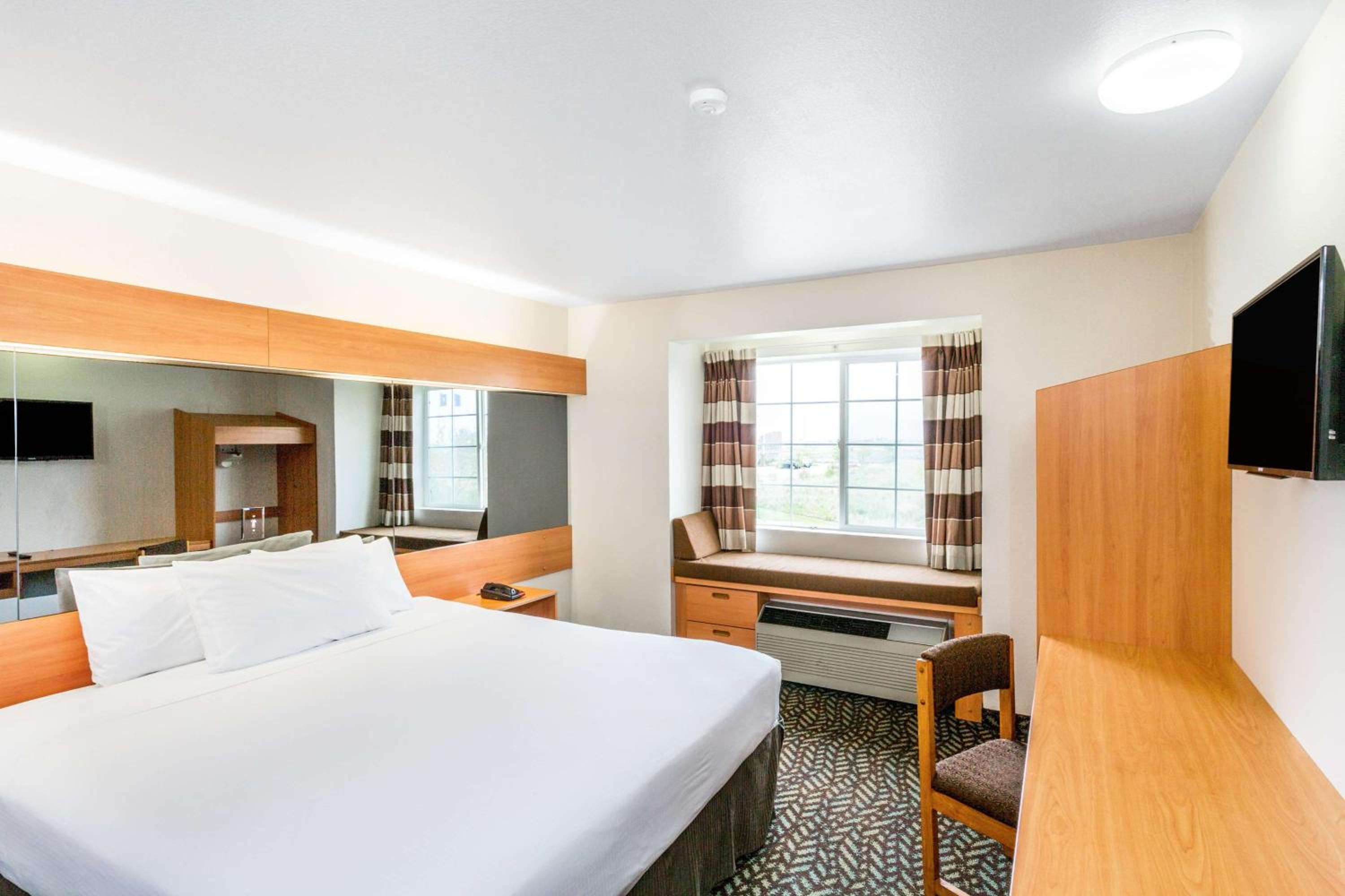Standard King Room - Disability Access/Non-Smoking - Photo 2