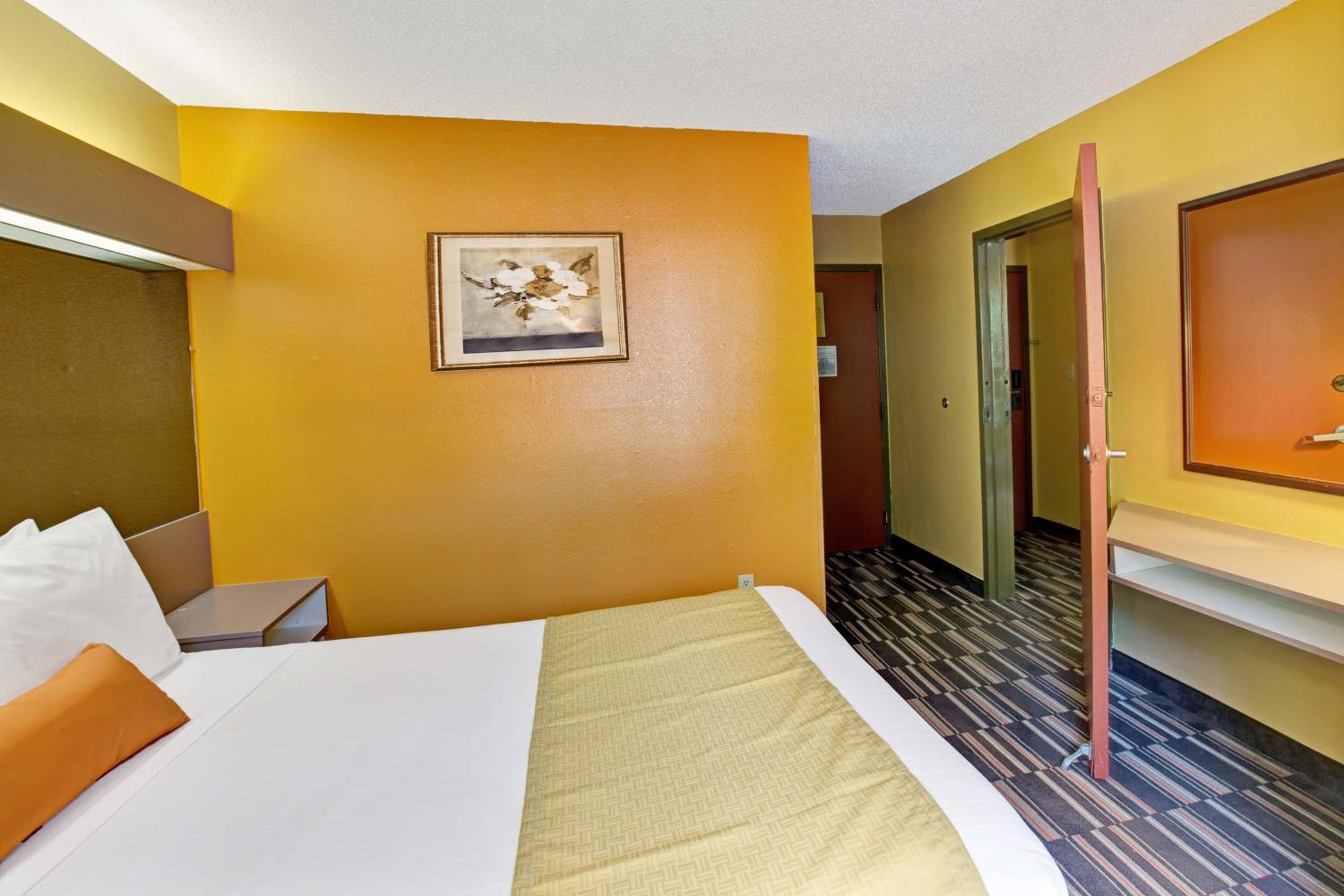Queen Room - Non-Smoking - Photo 3