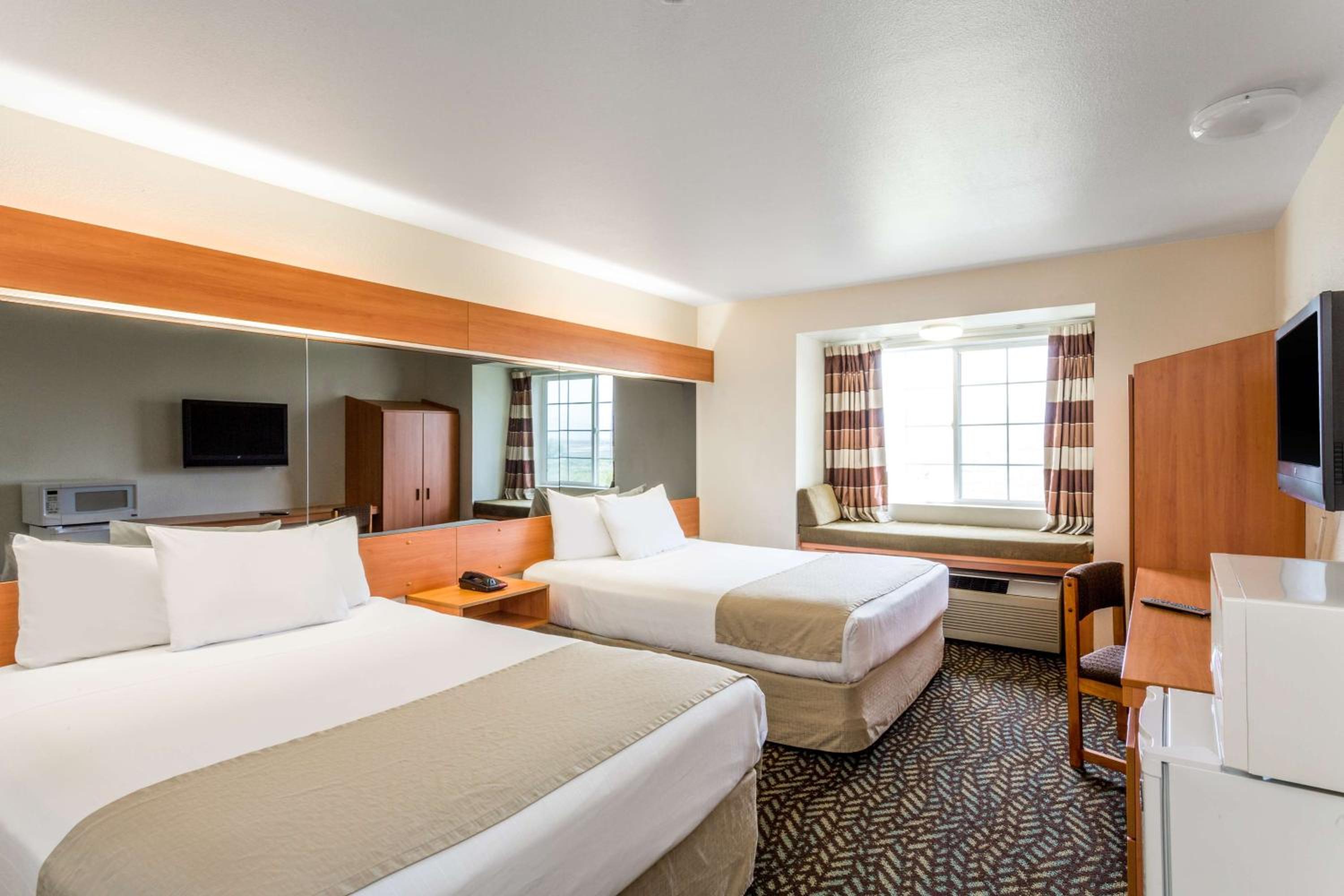 Standard Queen Room with Two Queen Beds - Non-Smoking - Photo 1