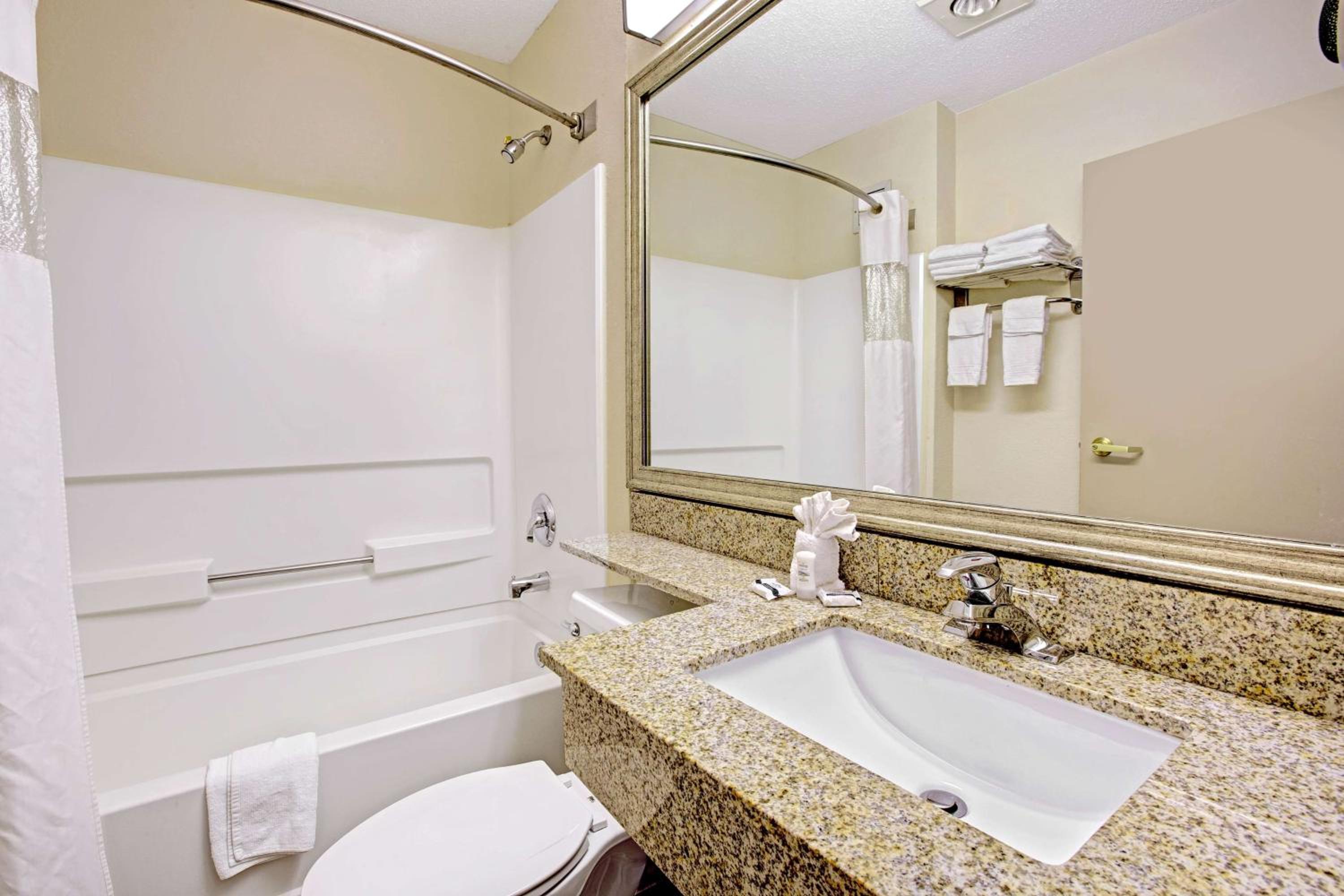 Superior Queen Room with Two Queen Beds - Disability Access - Non-Smoking - Photo 5