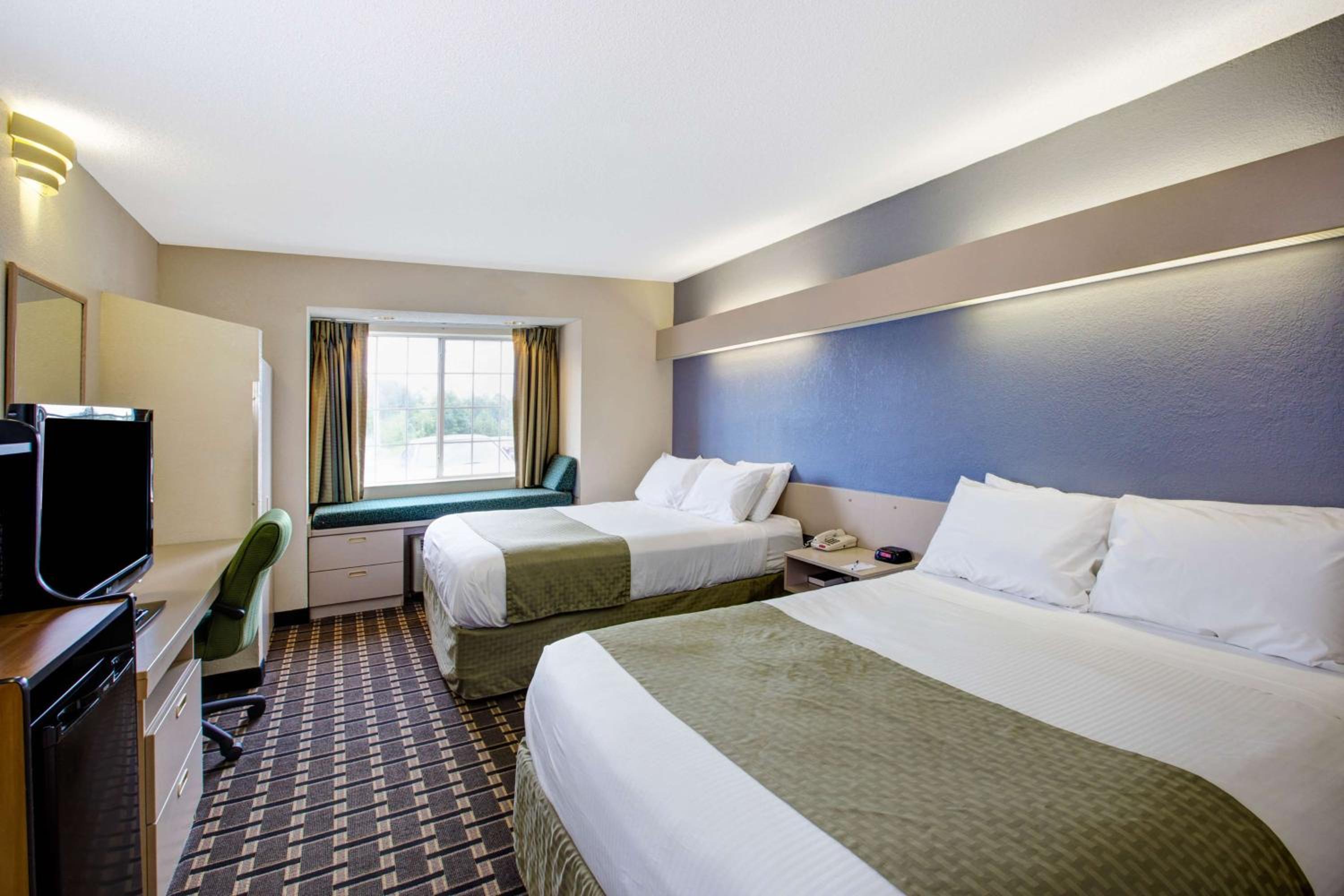 Superior Queen Room with Two Queen Beds - Disability Access - Non-Smoking - Photo 4
