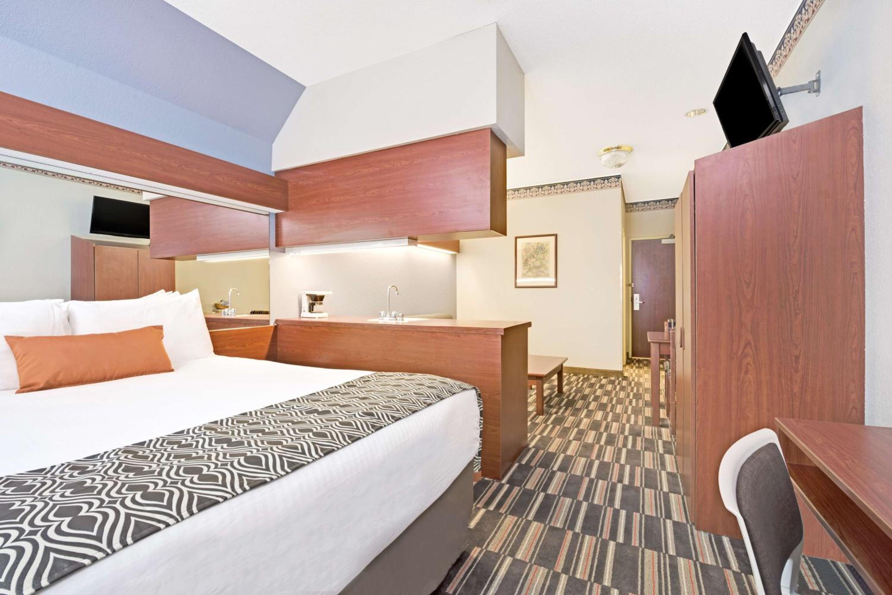 Queen Suite - Non-Smoking/Pet Friendly - Photo 3