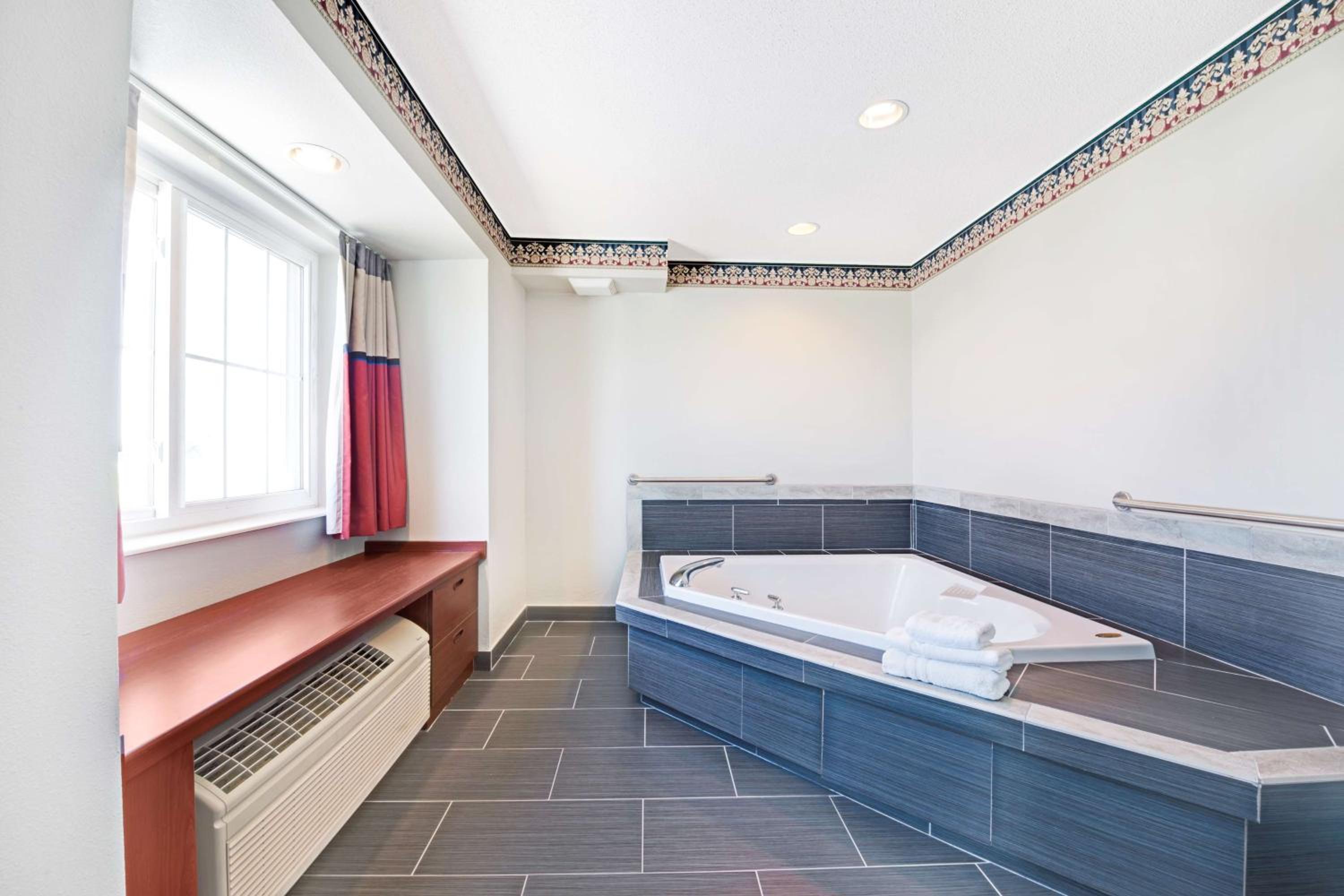 Queen Suite with Spa Bath - Non-Smoking - Photo 7