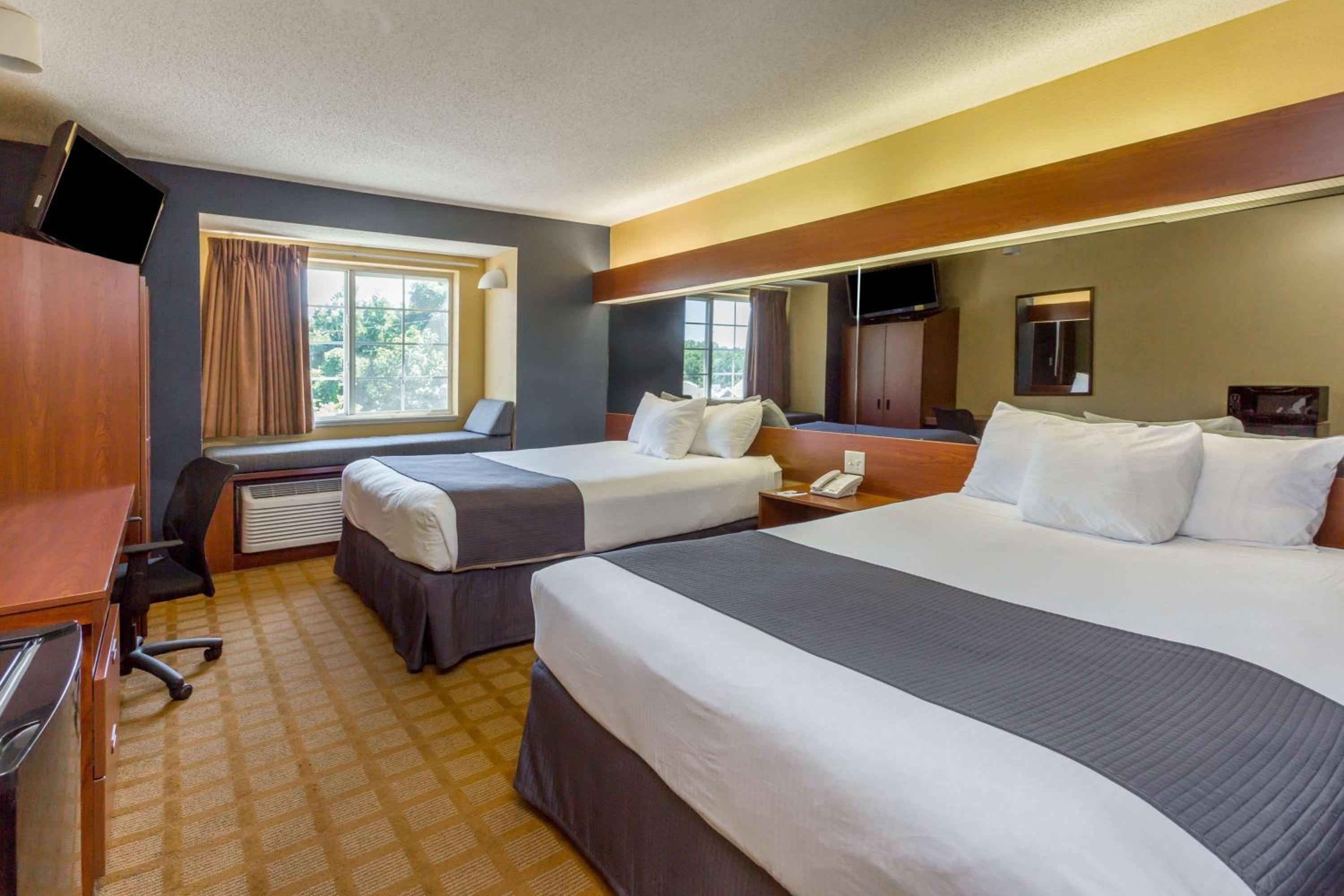 Queen Room with Two Queen Beds - Non-Smoking - Photo 10