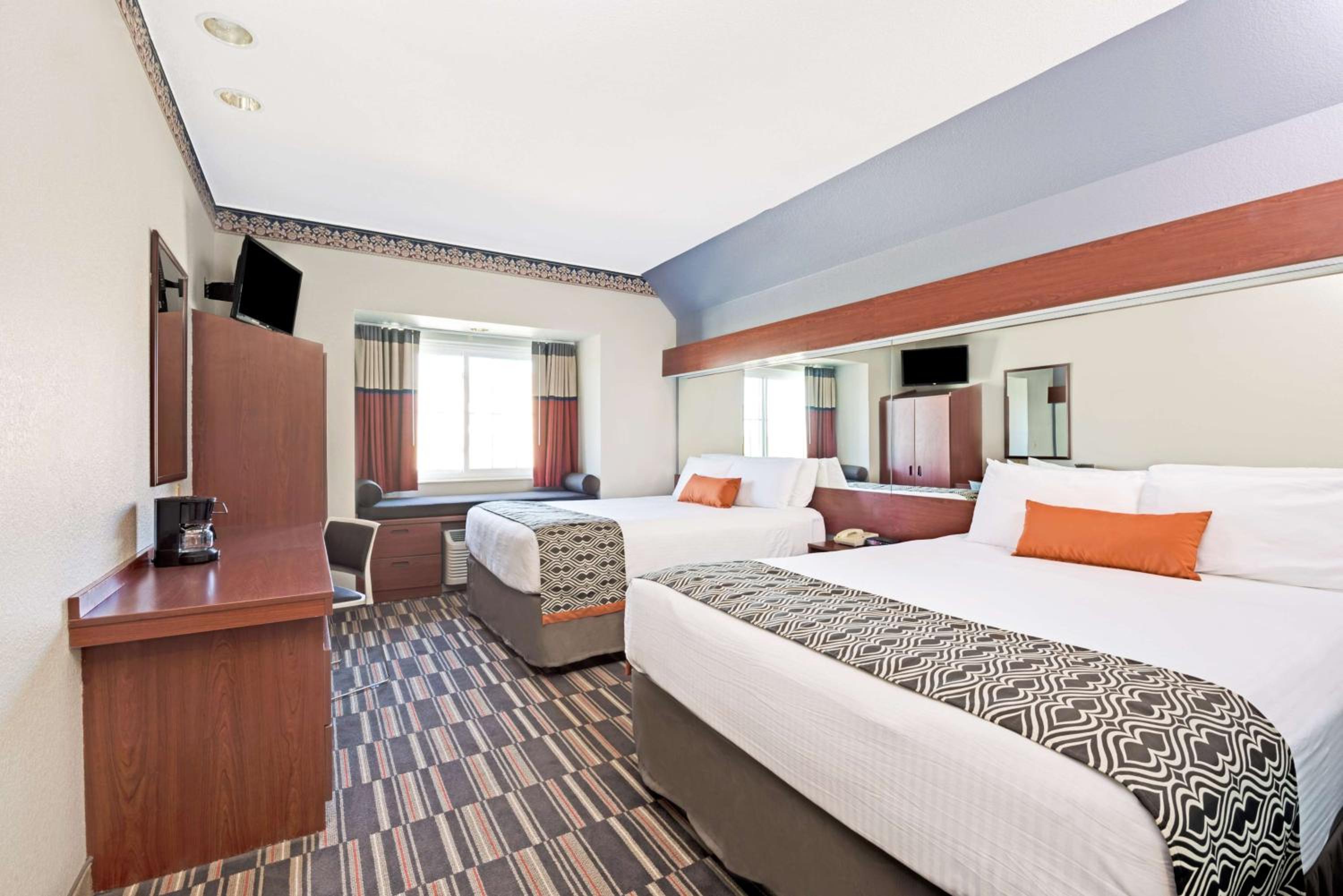 Queen Room with Two Queen Beds - Non-Smoking/Pet Friendly - Photo 4