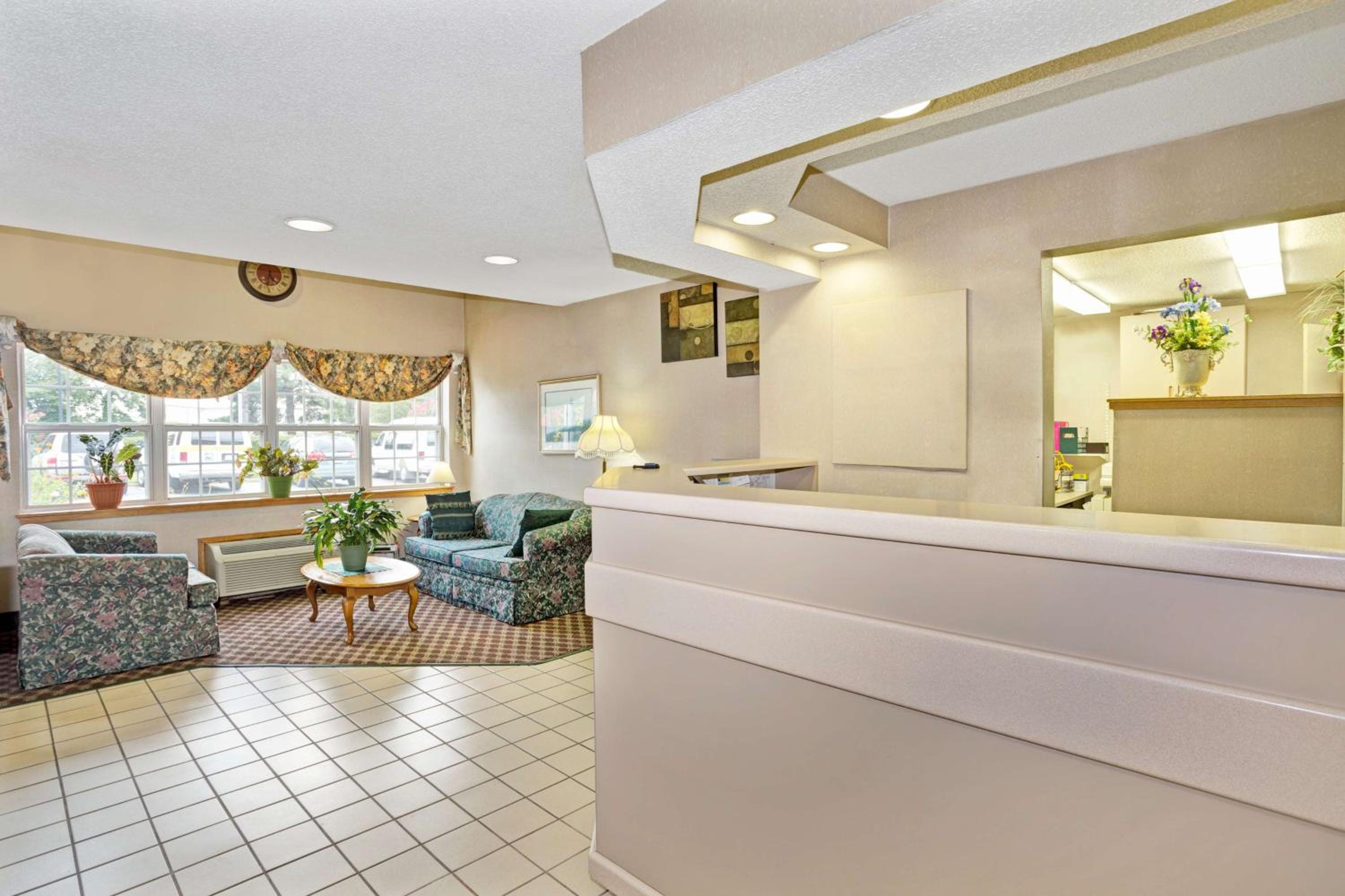 Queen Room - Non-Smoking - Photo 12