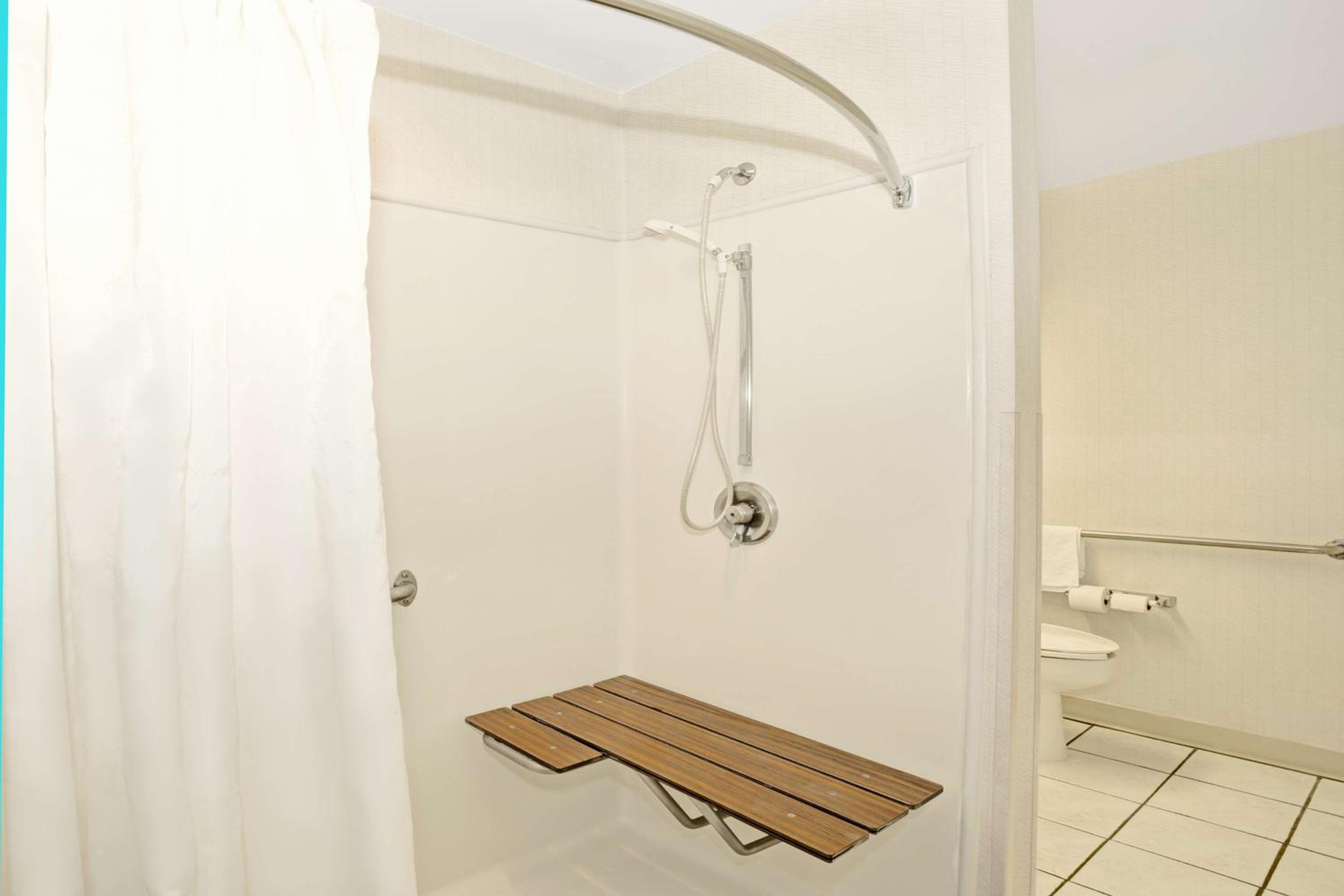 Queen Room - Disability Access/Non-Smoking - Photo 6