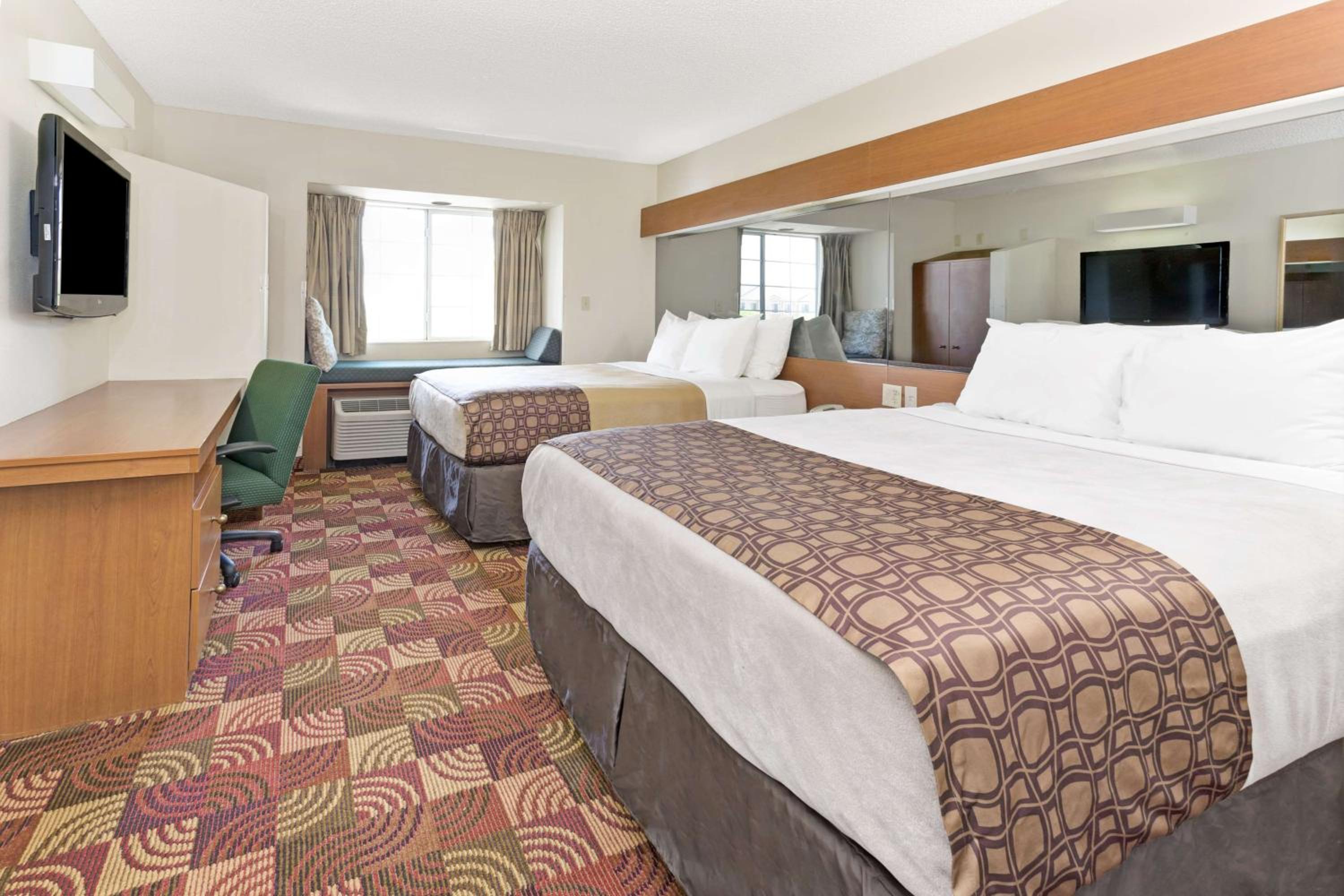 Queen Room with Two Queen Beds - Non-Smoking - Photo 1