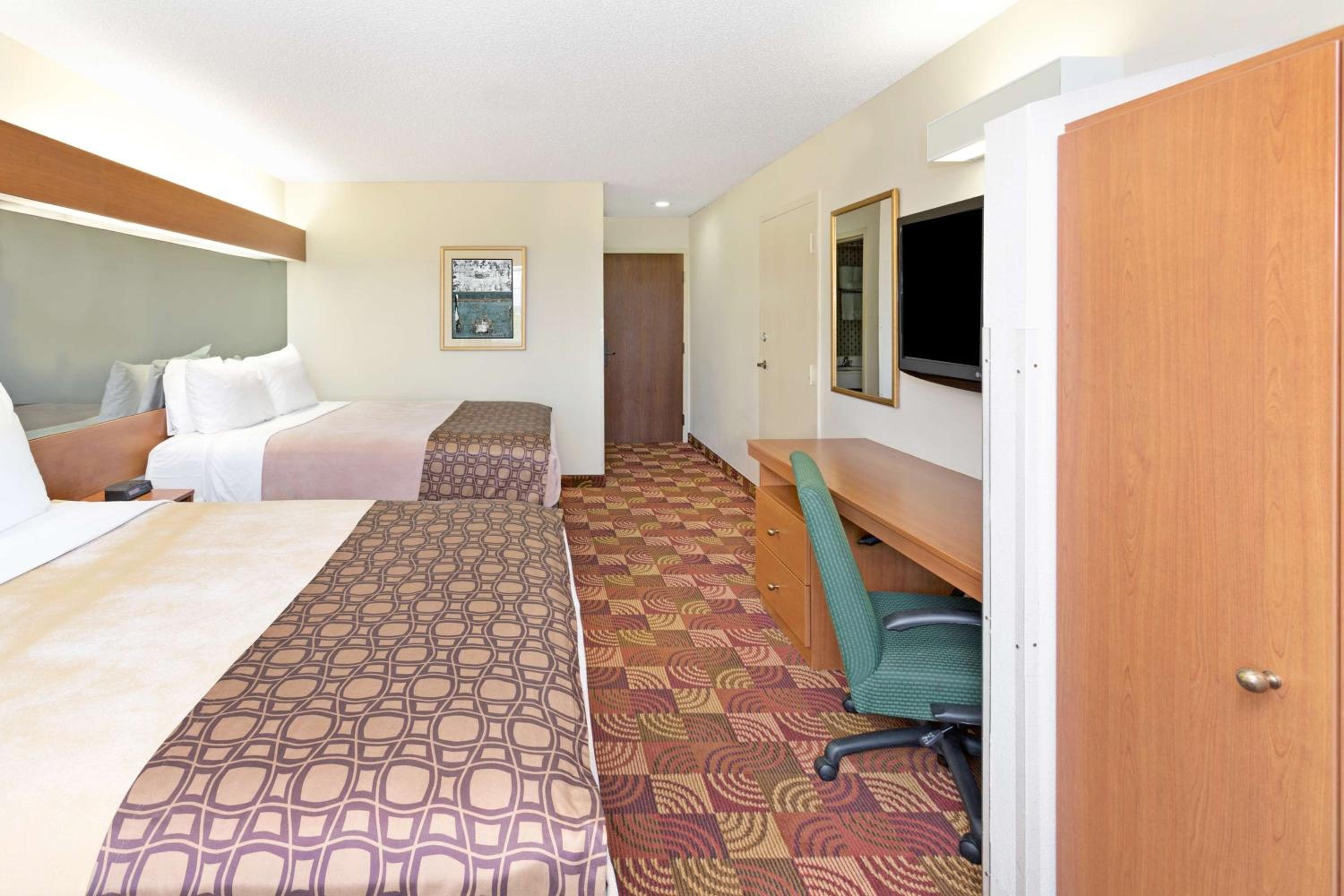 Queen Room with Two Queen Beds - Non-Smoking - Photo 3