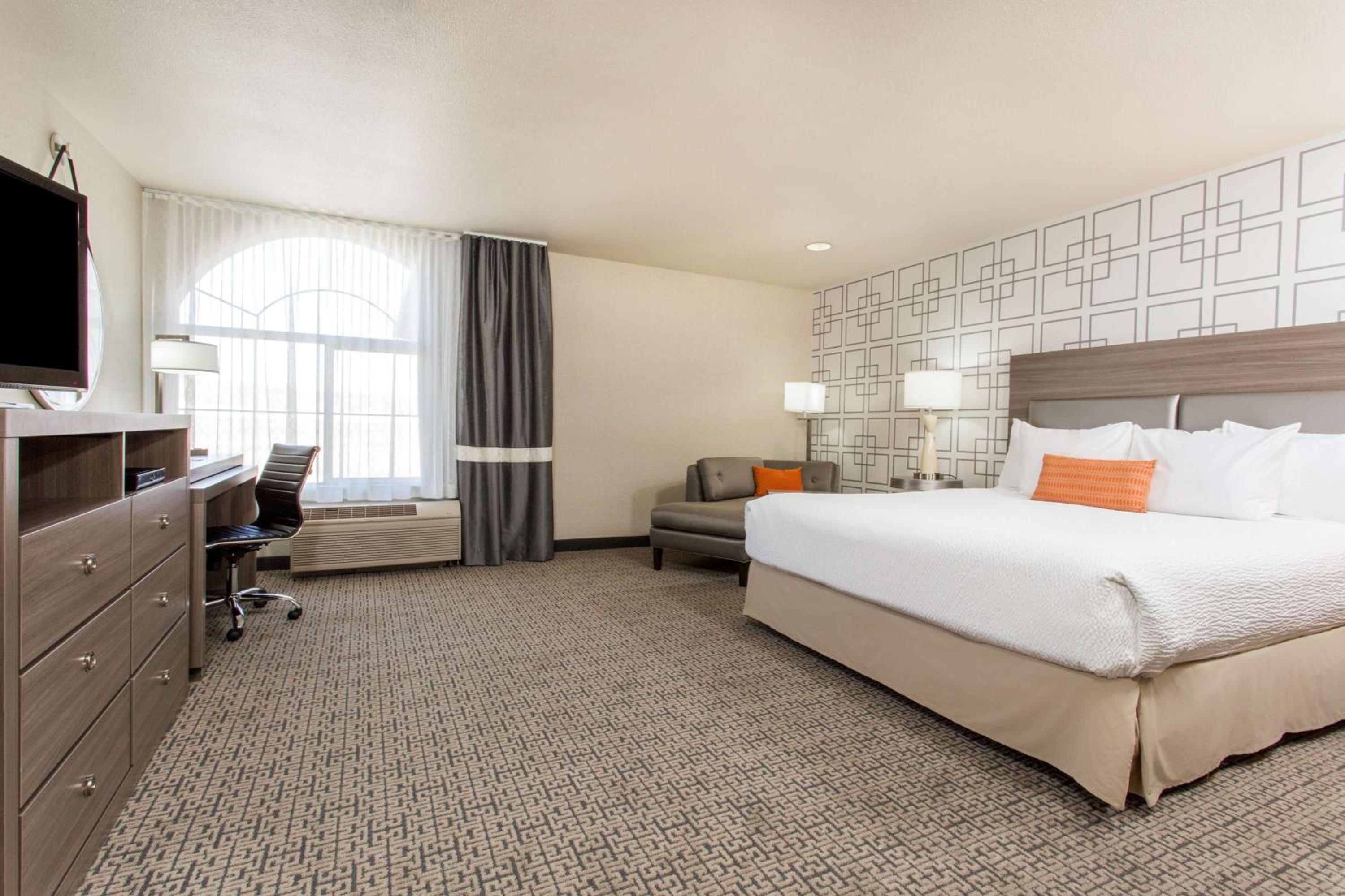 1 King Bed, Mobility Accessible Standard Studio, Non-Smoking - Photo 2