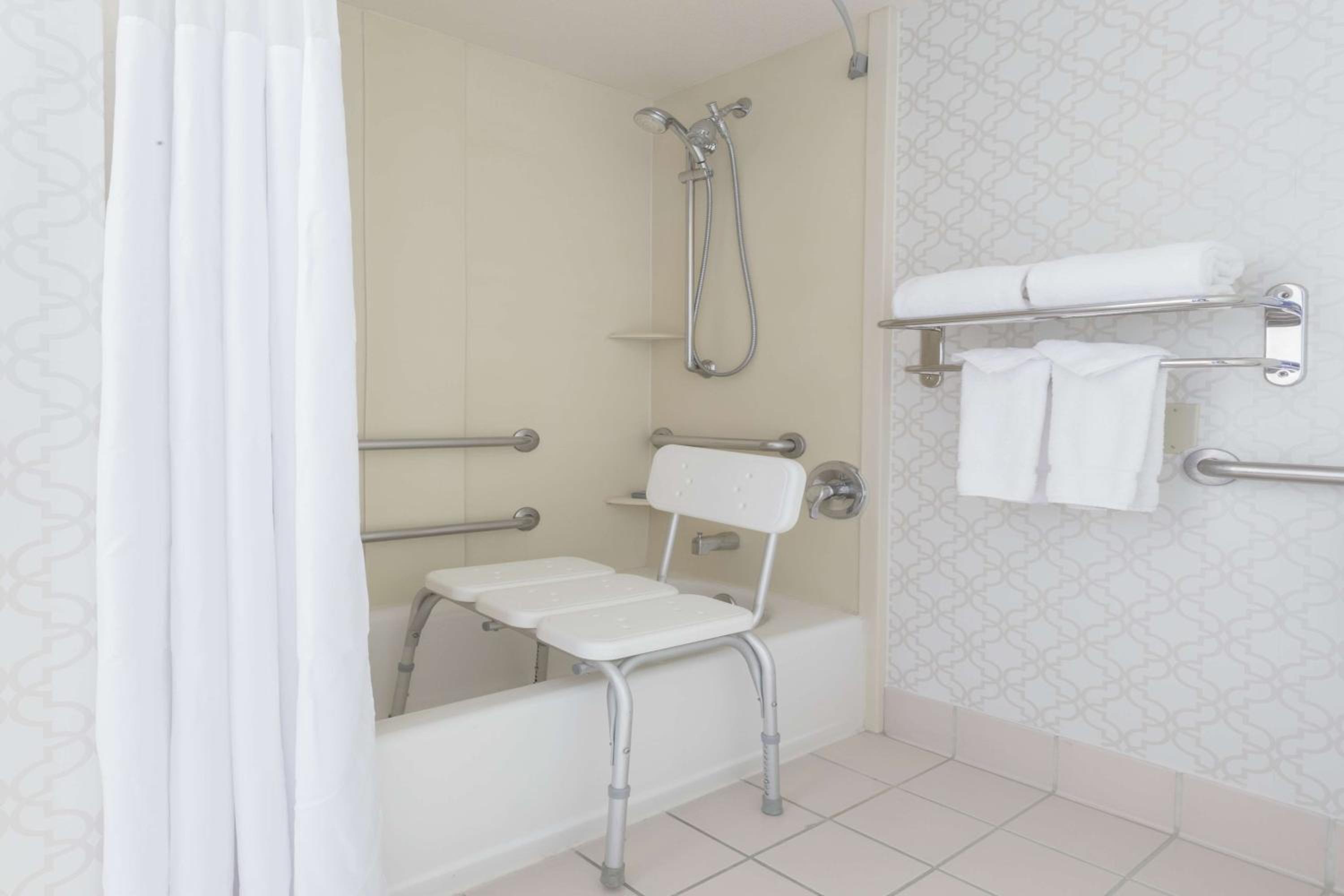 1 King Bed, Mobility Accessible Standard Studio, Non-Smoking - Photo 6