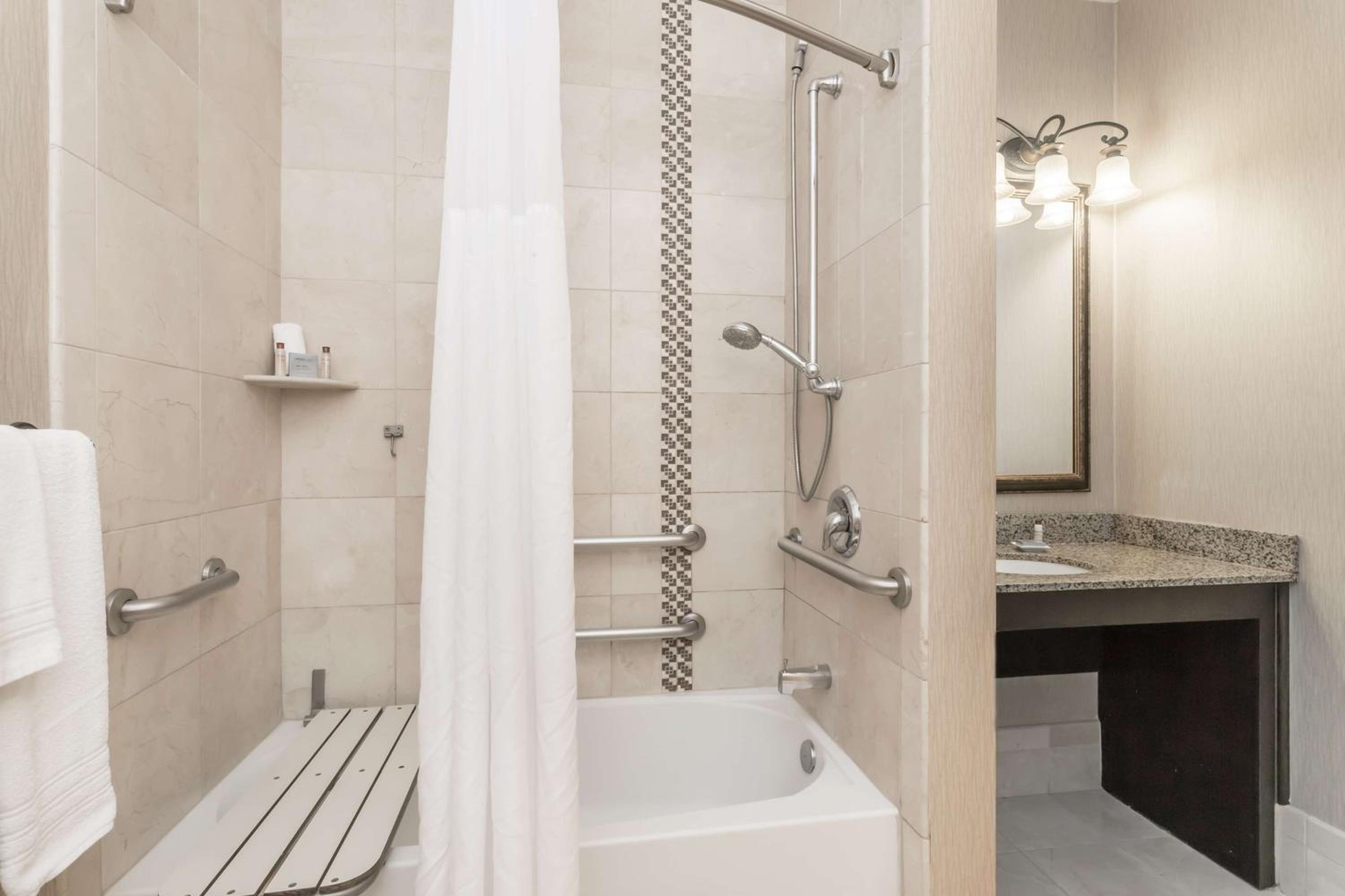 2 Queen Beds and 1 King Bed, Two-Bedroom, Mobility Accessible Suite, Non-Smoking - Photo 5