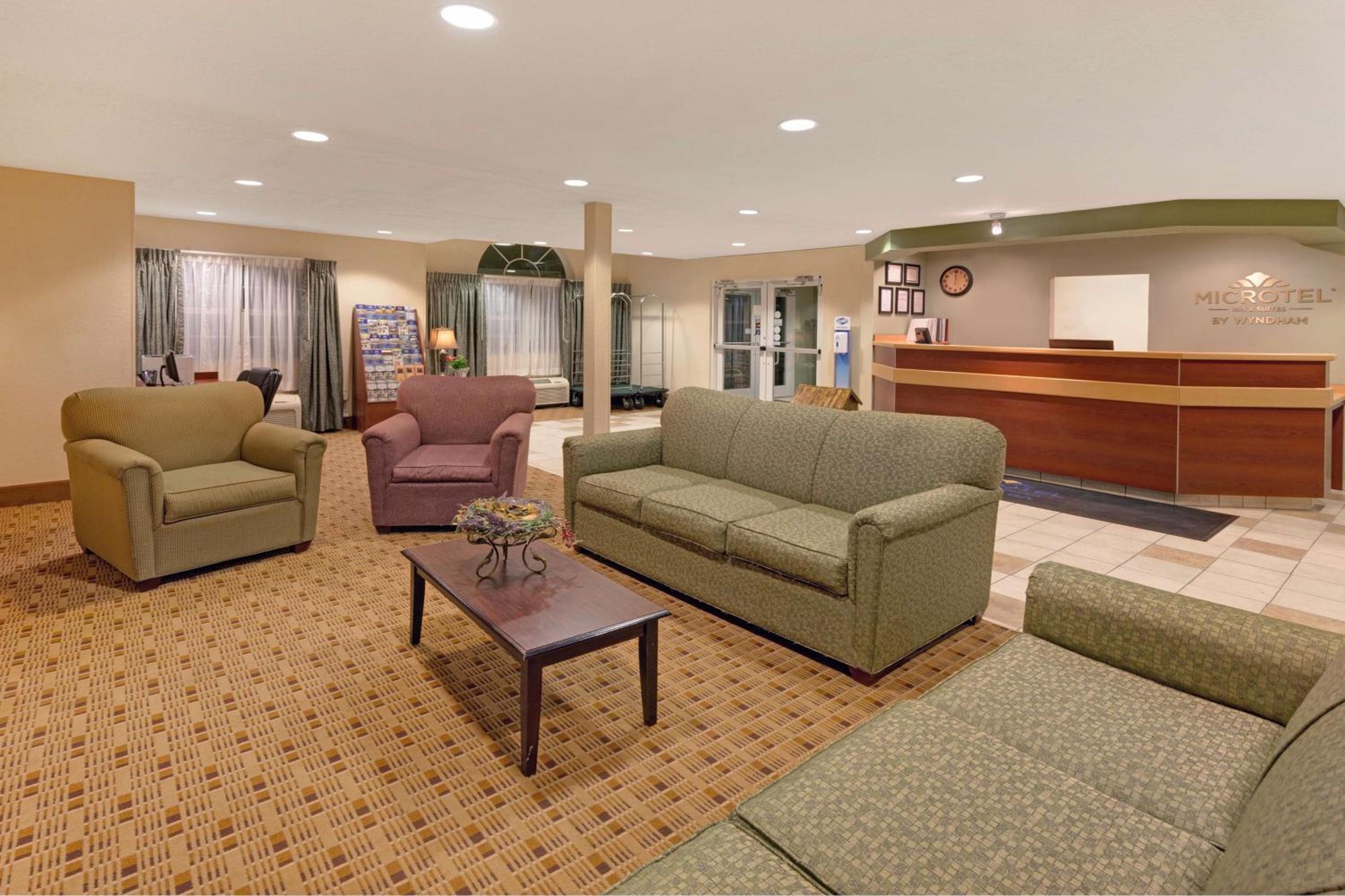 Queen Suite - Non-Smoking - Photo 3