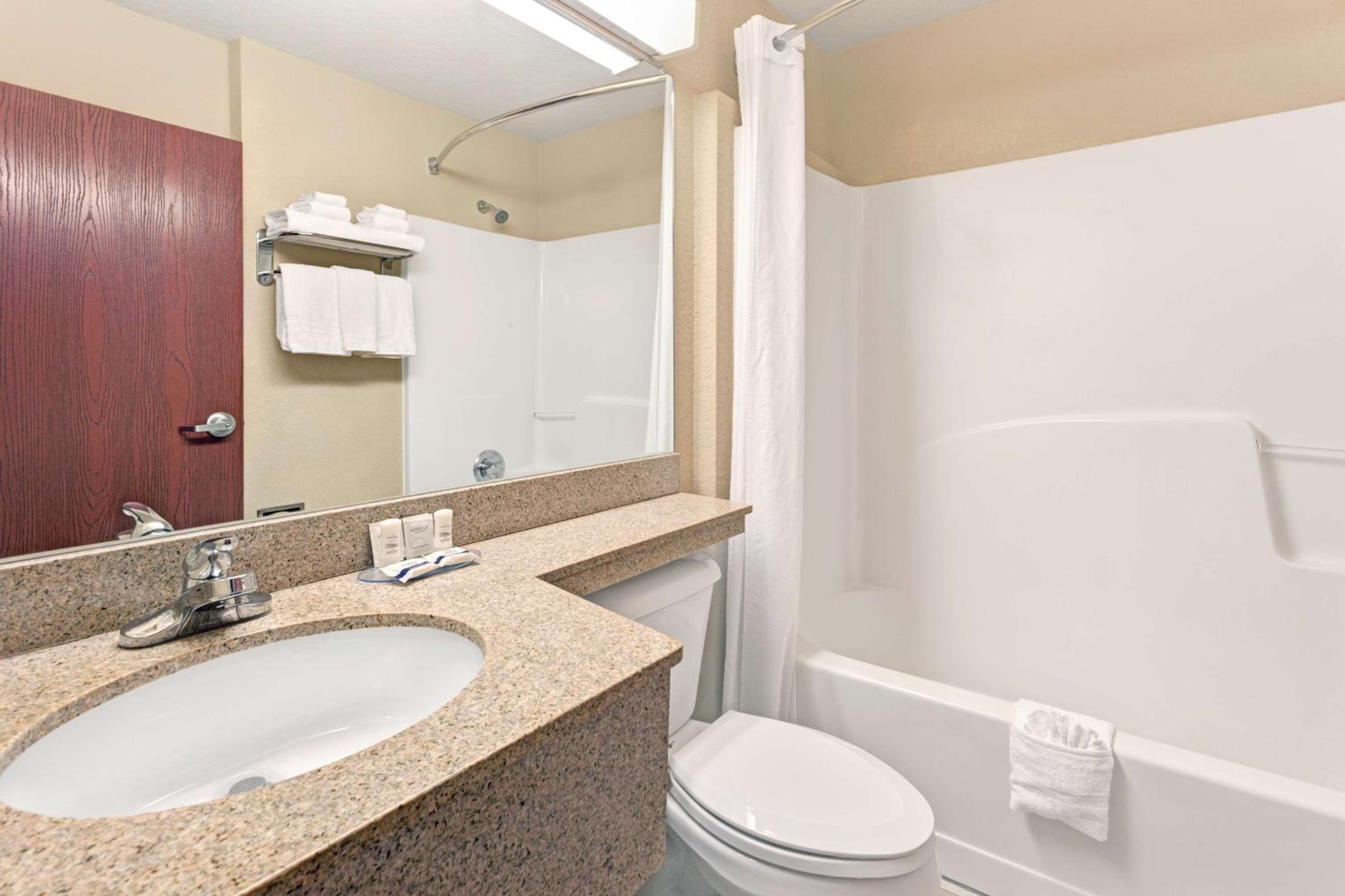 Queen Suite - Non-Smoking - Photo 4